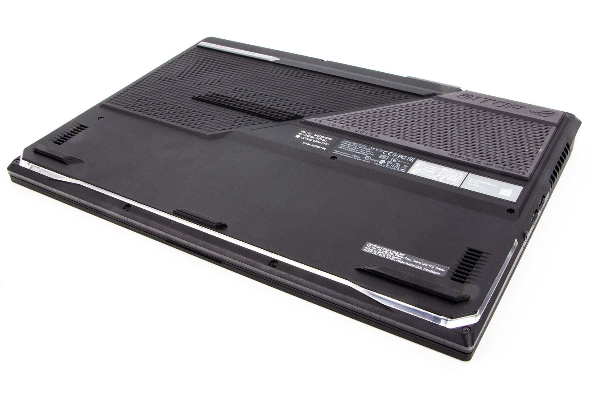 ASUS ROG Strix SCAR 17 G733QS-HG156T od spodu