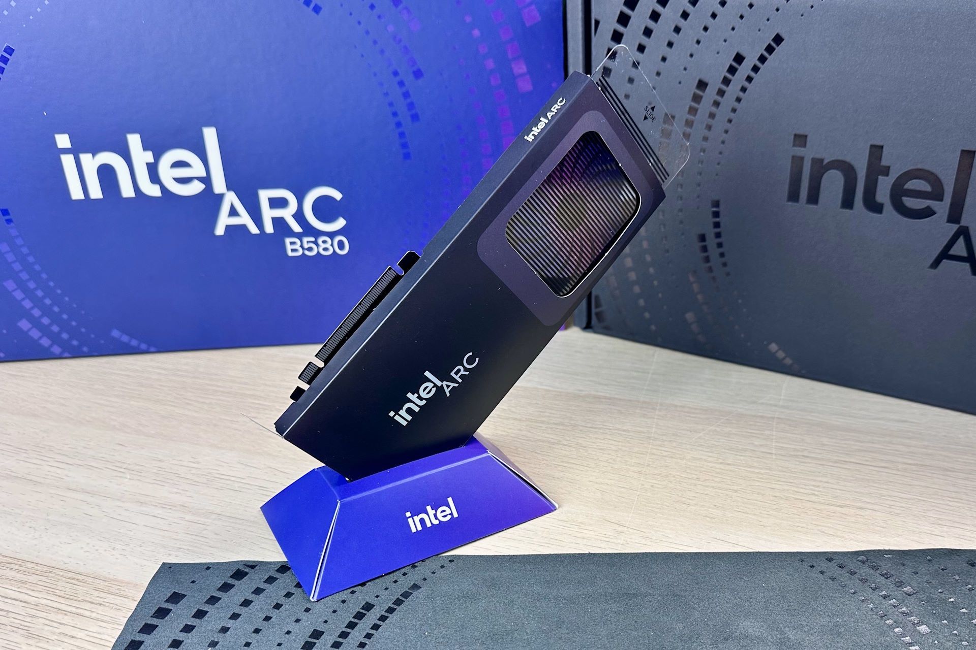 Intel ARC B580 Limited Edition - ale z papieru