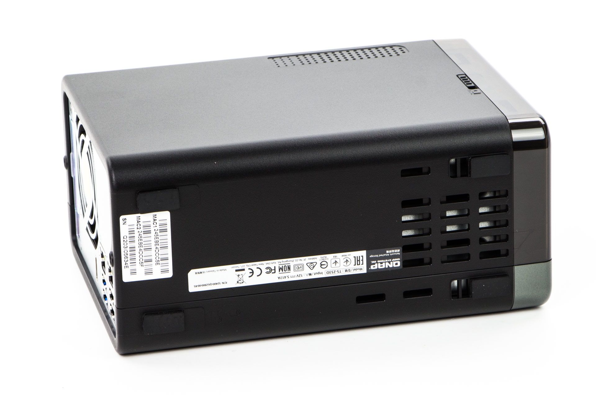 QNAP TS-253D - od spodu