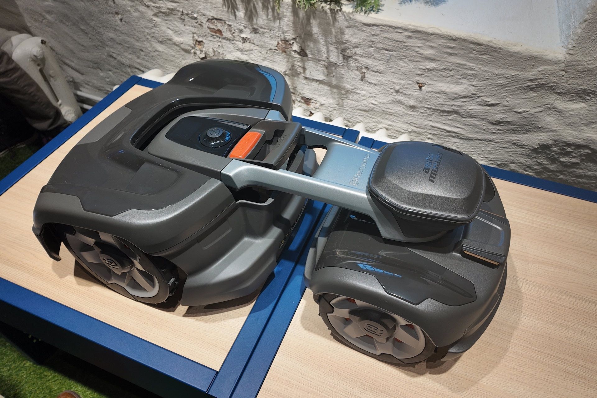 Husqvarna - nowe roboty koszące  AWD