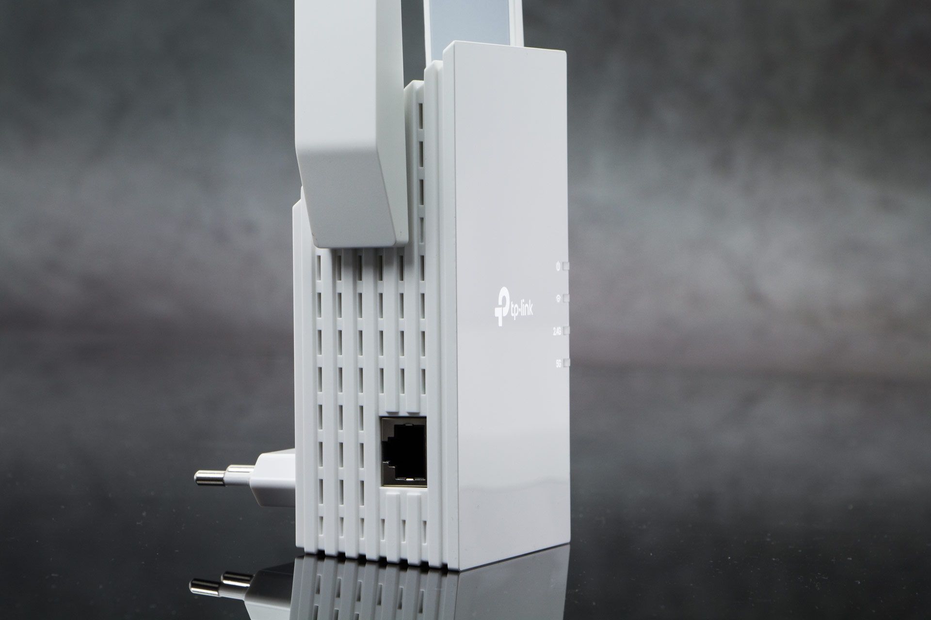 TP-Link RE505X - złącze RJ45, widok z lewego boku