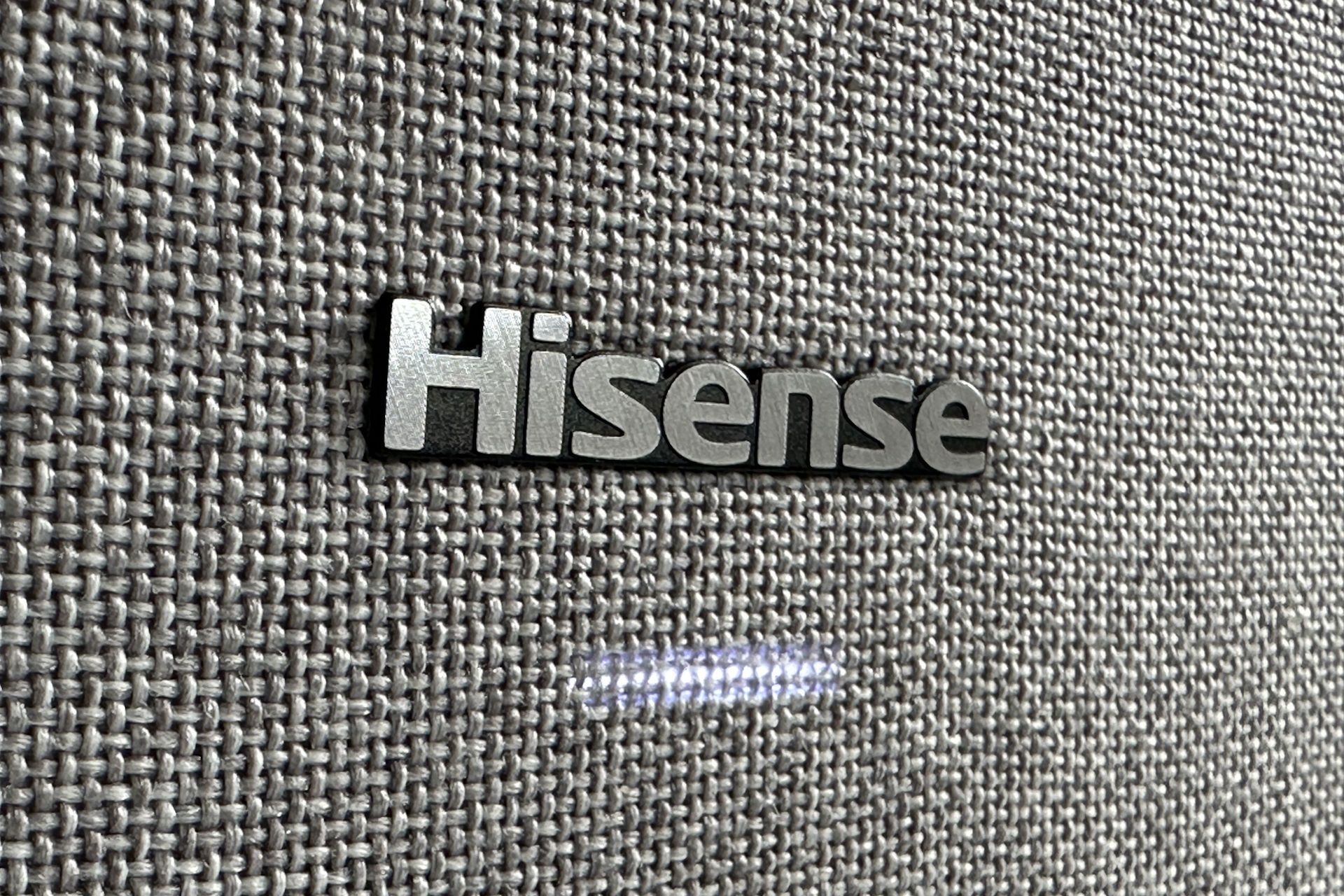 Hisense Laser TV 4K 100L5H - logo na froncie