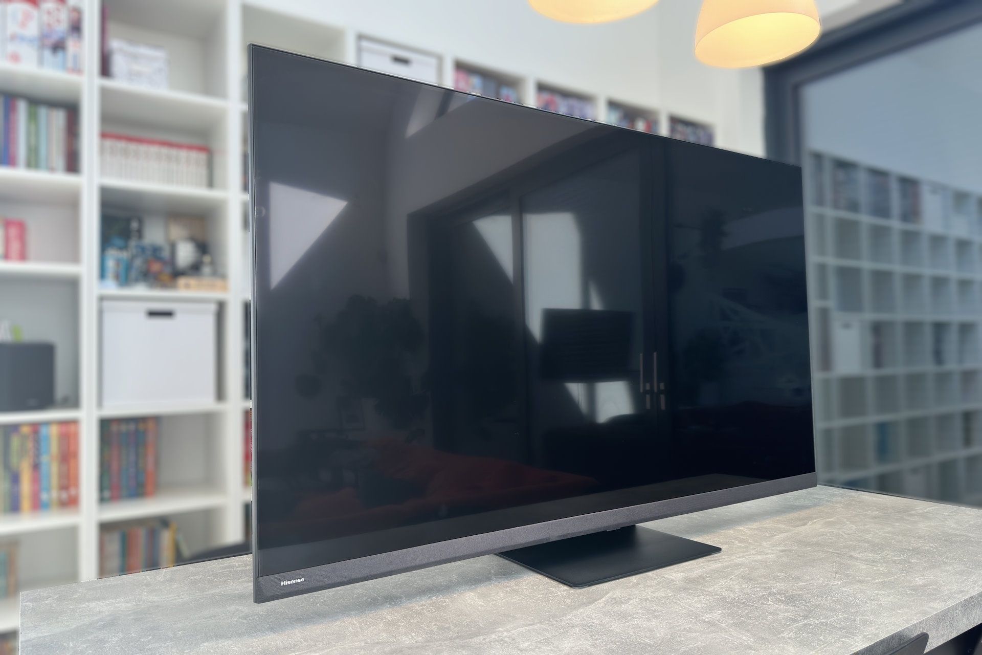 Hisense ULED 65U8KQ - z profilu 1