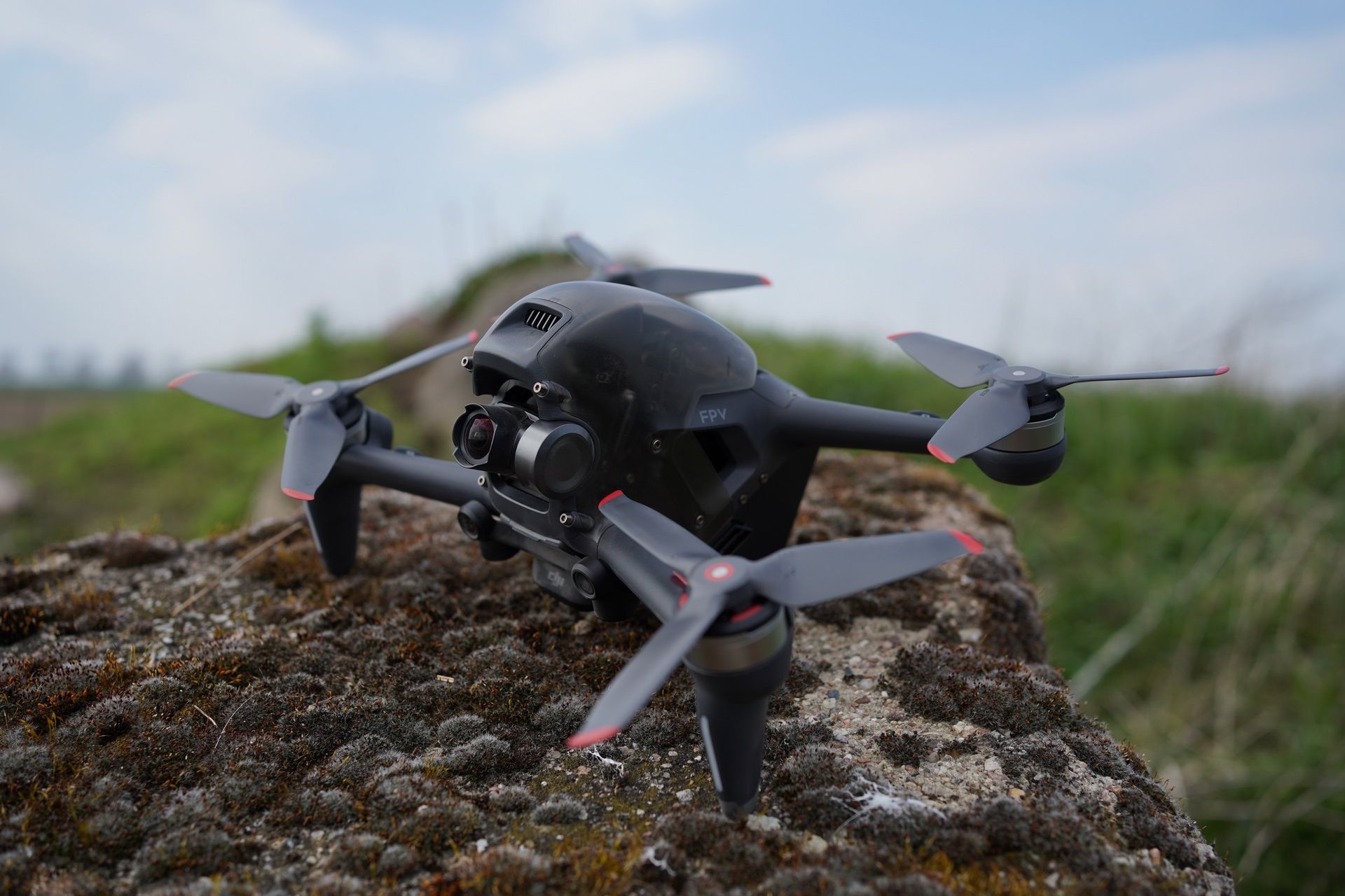 DJI FPV vs DJI Air 2S - DJI FPV na kamieniu