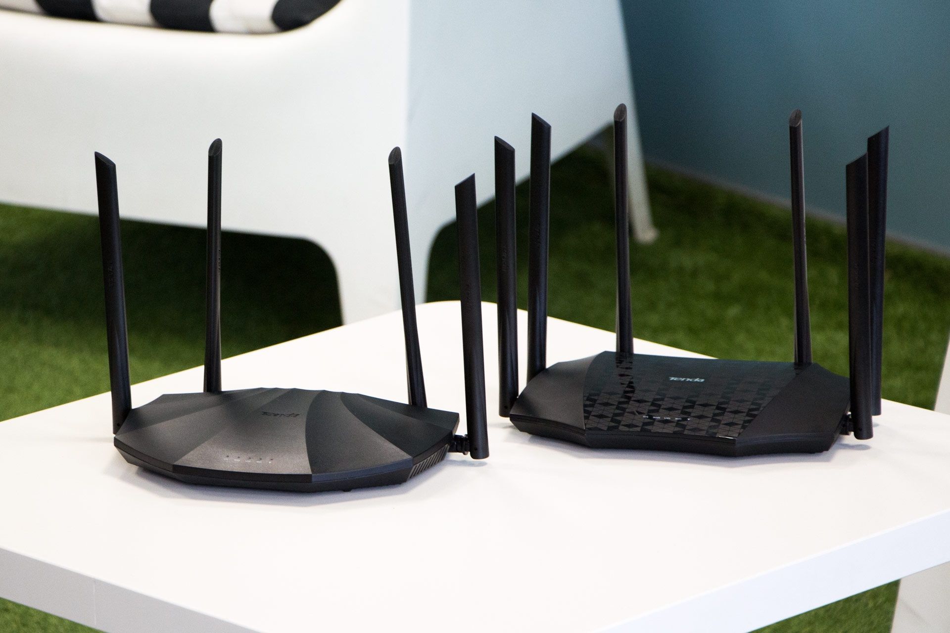 Tenda AC19 i AC23 - dwa routery widziane z profilu