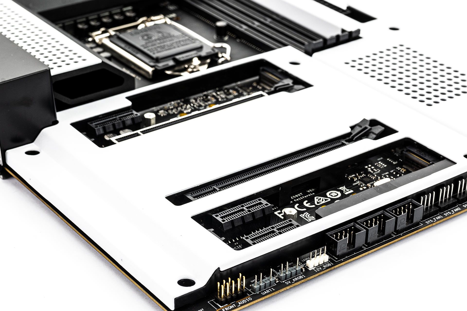 NZXT N7 Z590 - sloty M.2