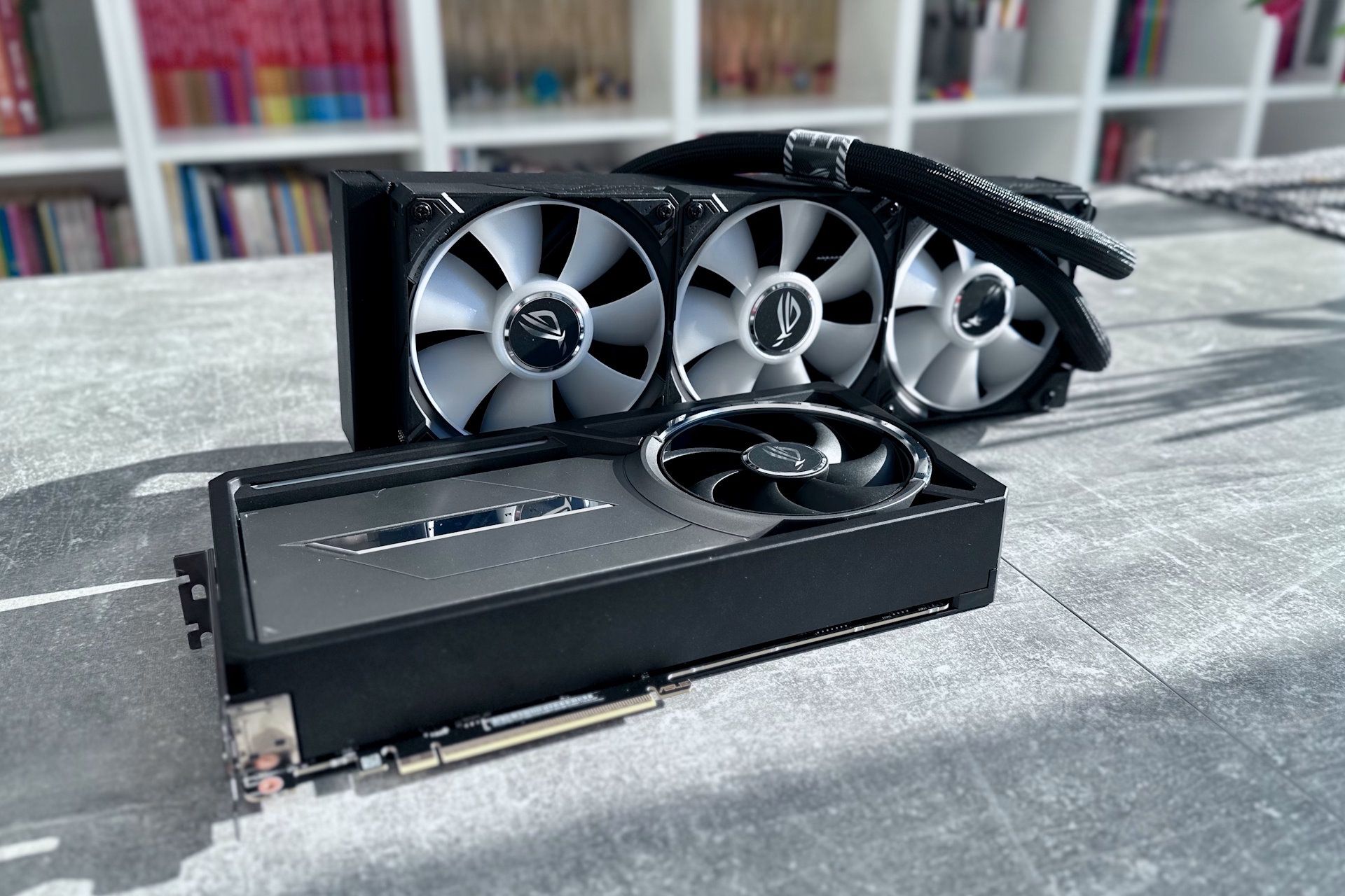 ASUS GeForce RTX 5090 ROG Astral LC - z profilu