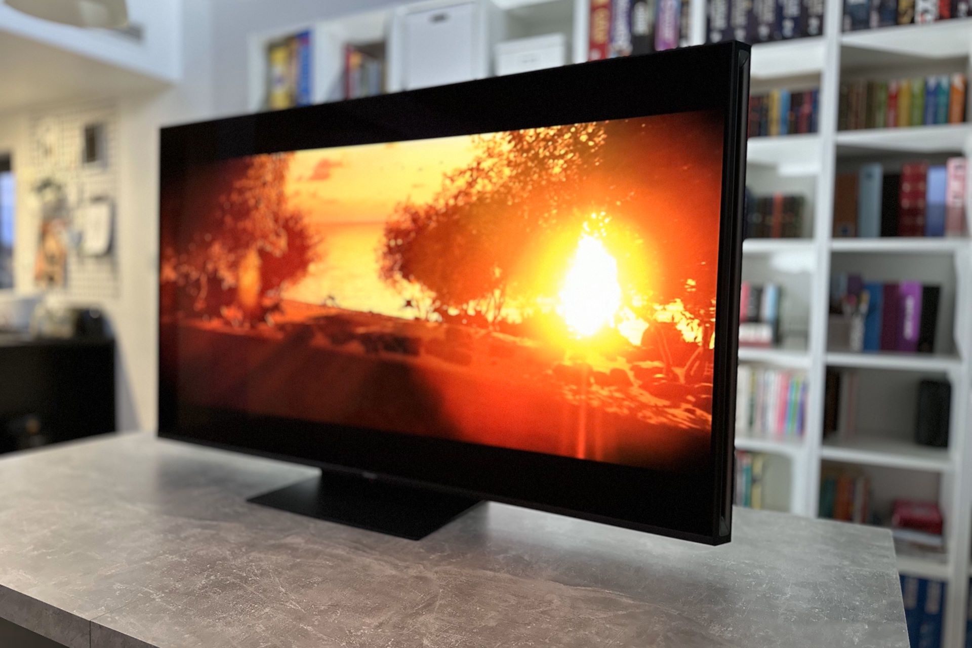 Hisense ULEX X 65UXKQ - jasność w dzień