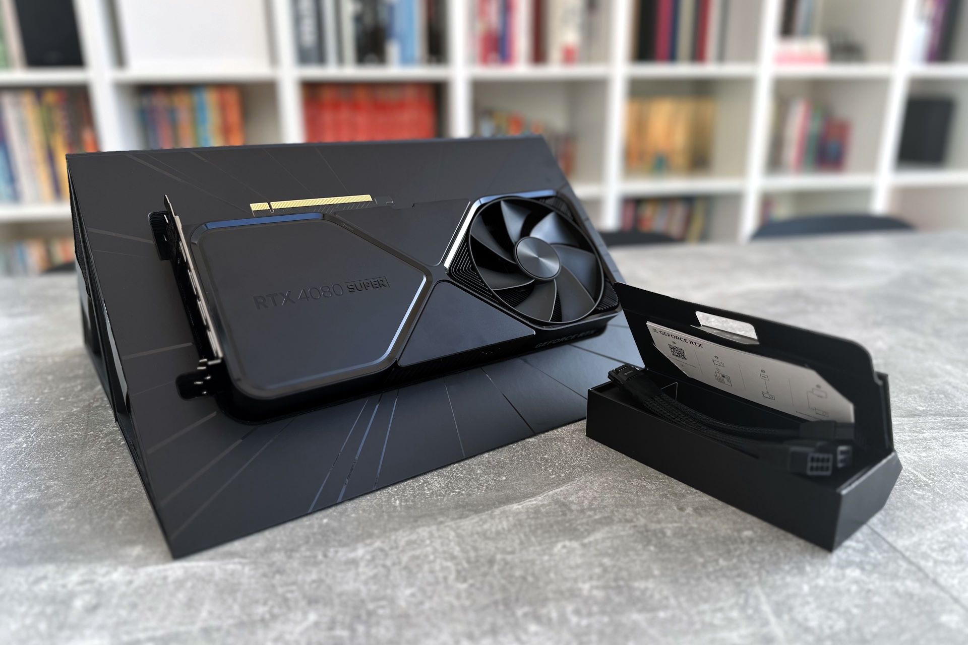 NVIDIA GeForce RTX 4080 Super Founders Edition - zawartość zestawu