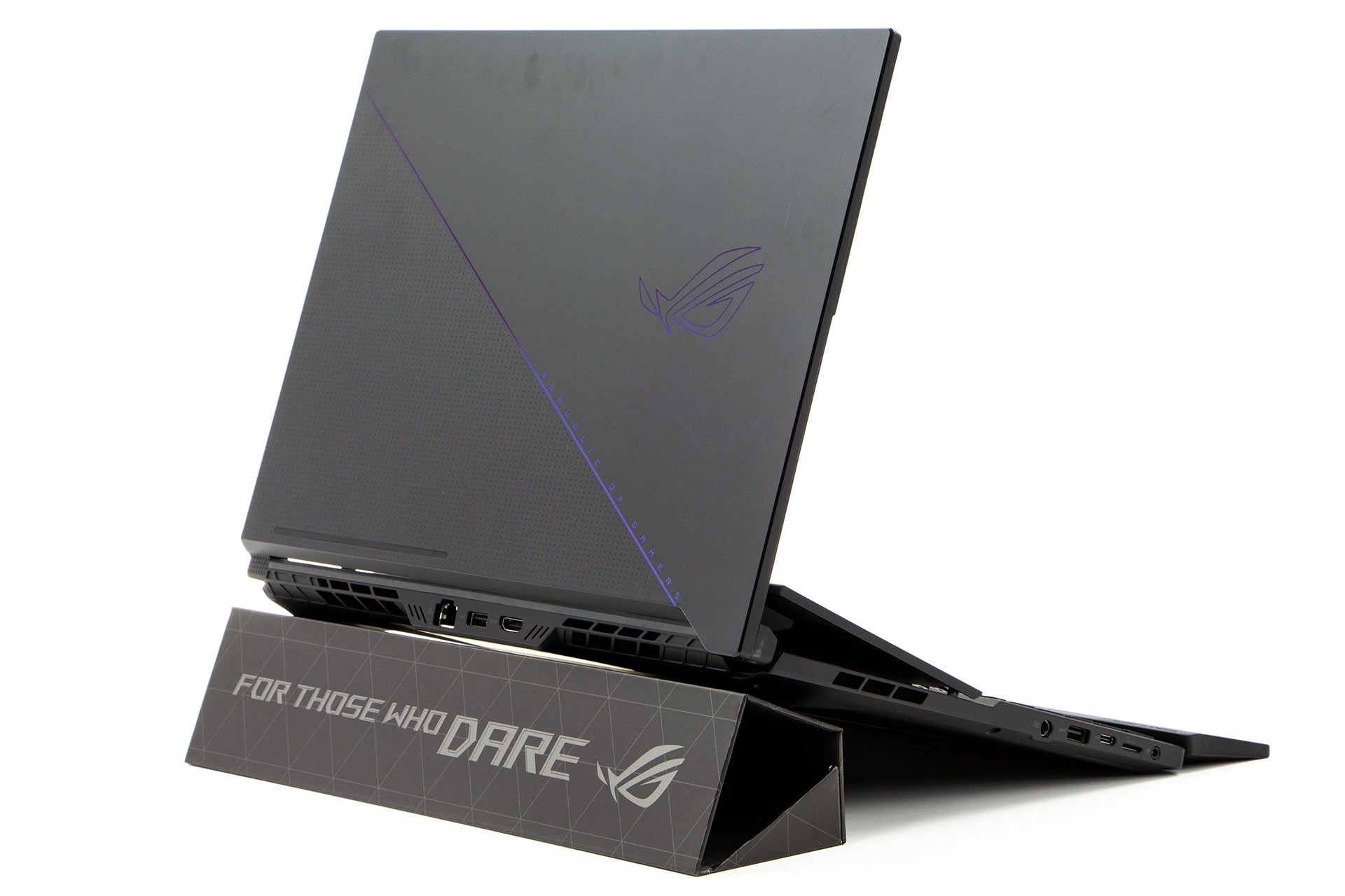 ASUS ROG Zephyrus Duo 16 - od tyłu uniesiony