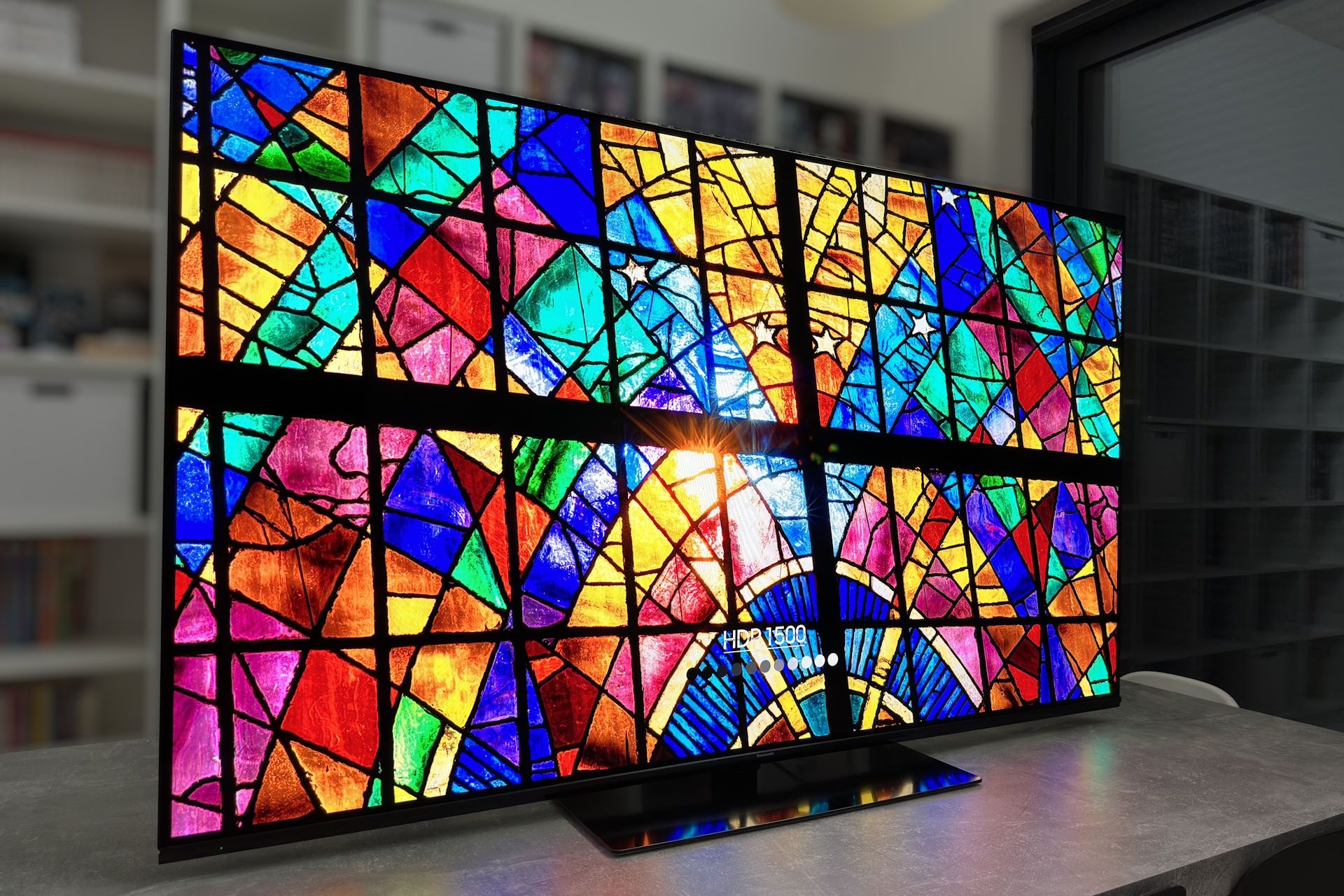 Panasonic TX-65MZ800E - włączony
