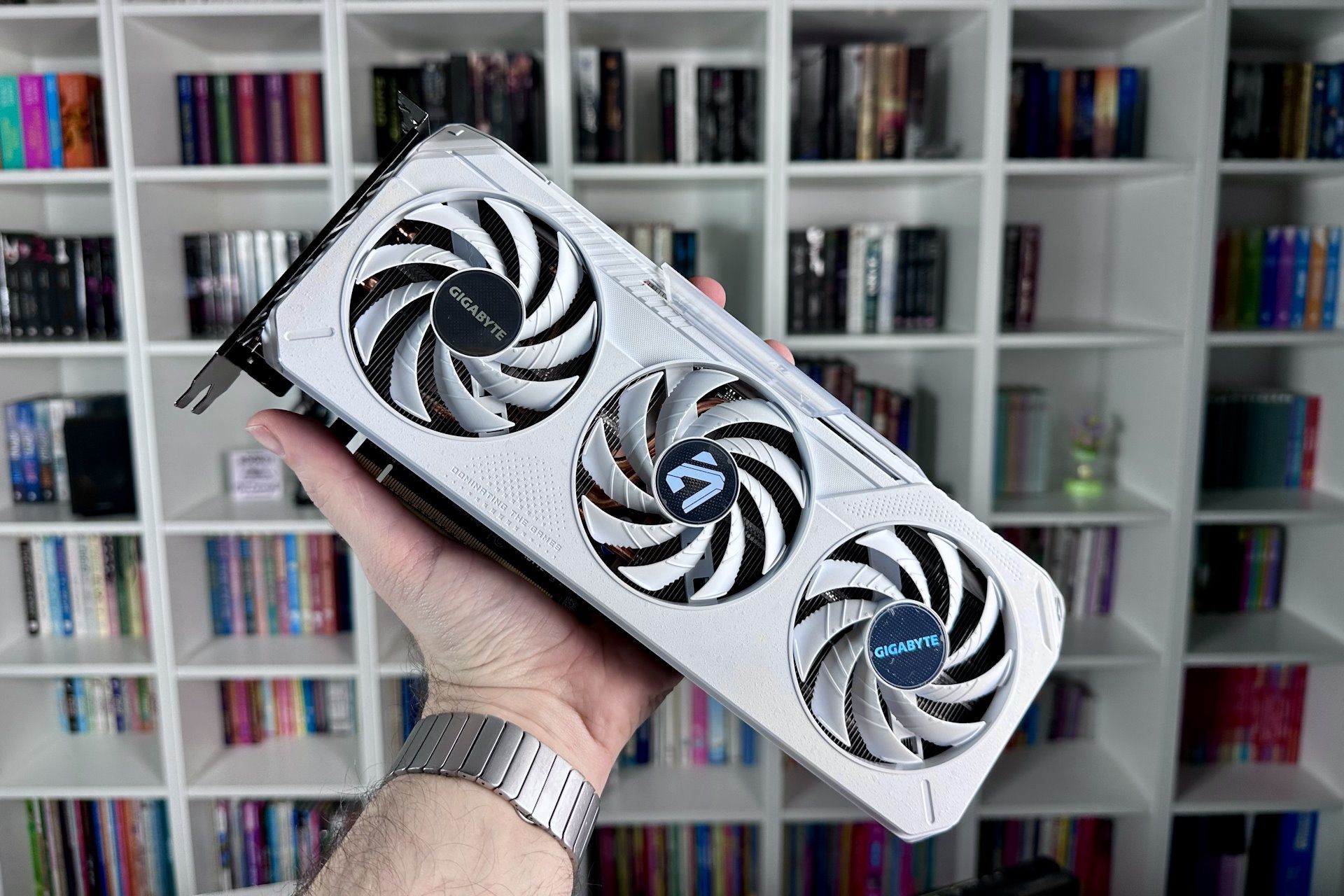GIGABYTE Radeon RX 9060 XT Gaming OC 16G ICE - w ręce