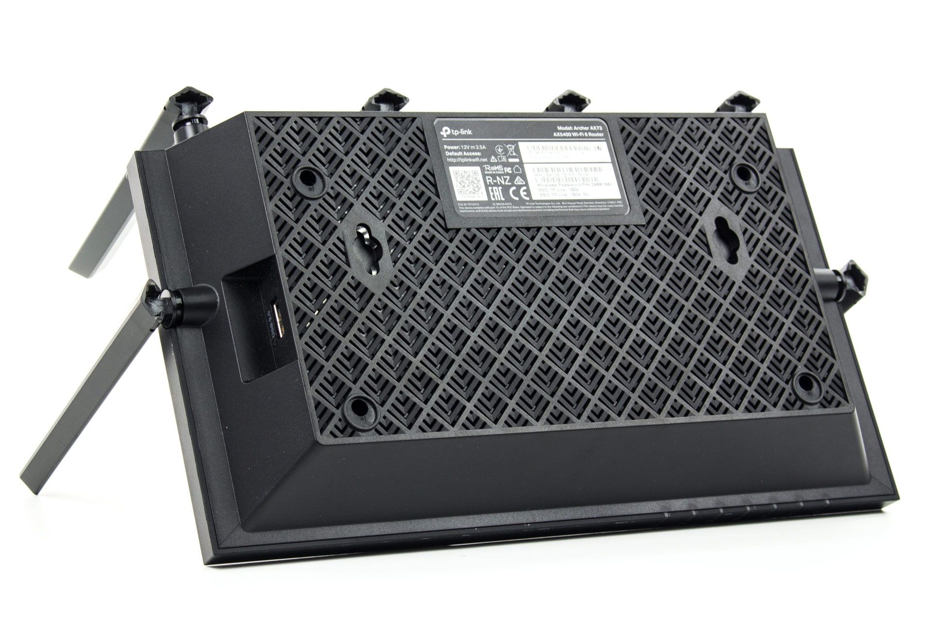 TP-Link Archer AX73 - od spodu