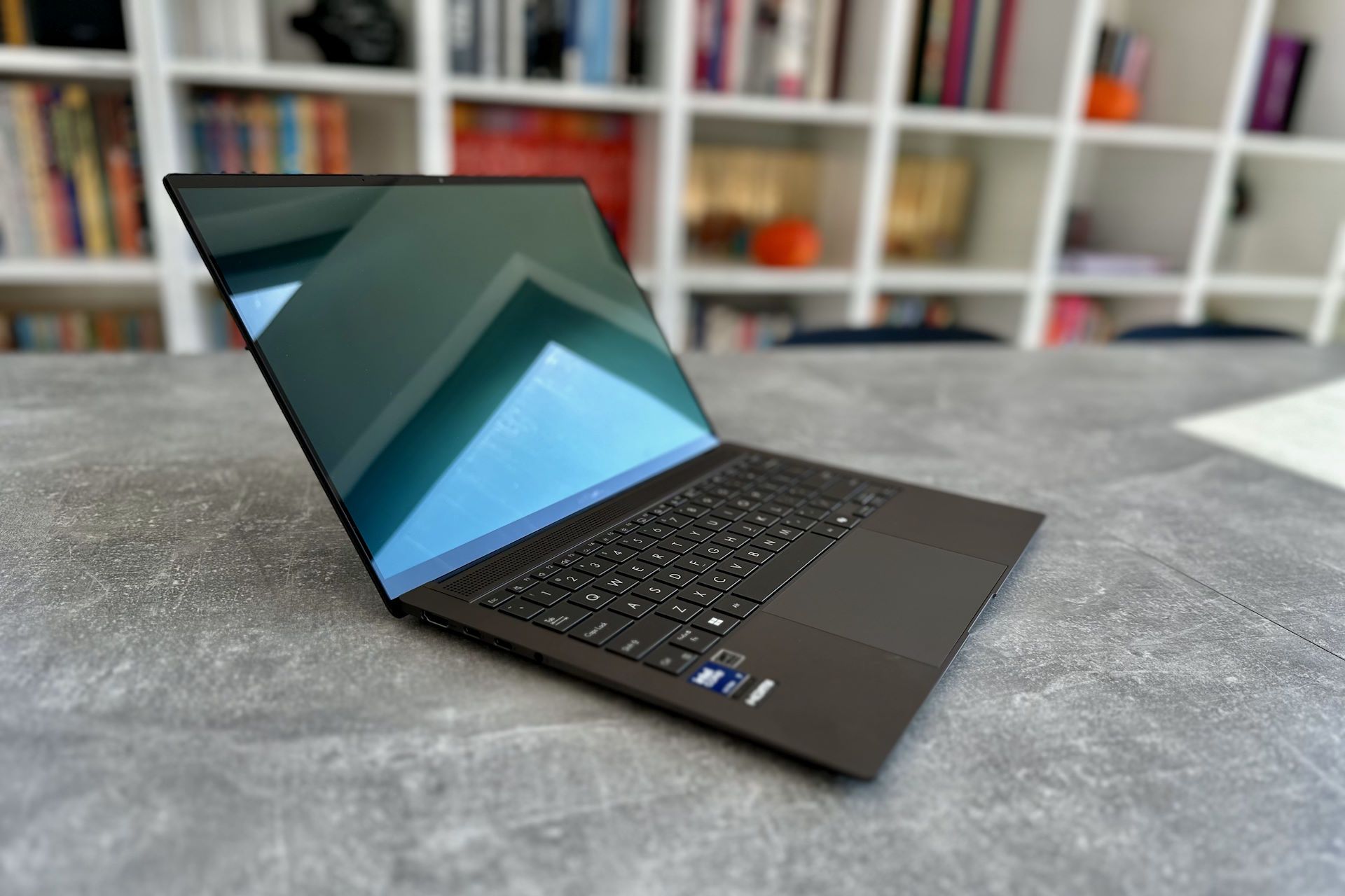 ASUS Zenbook S 14 UX5406S - refleksy