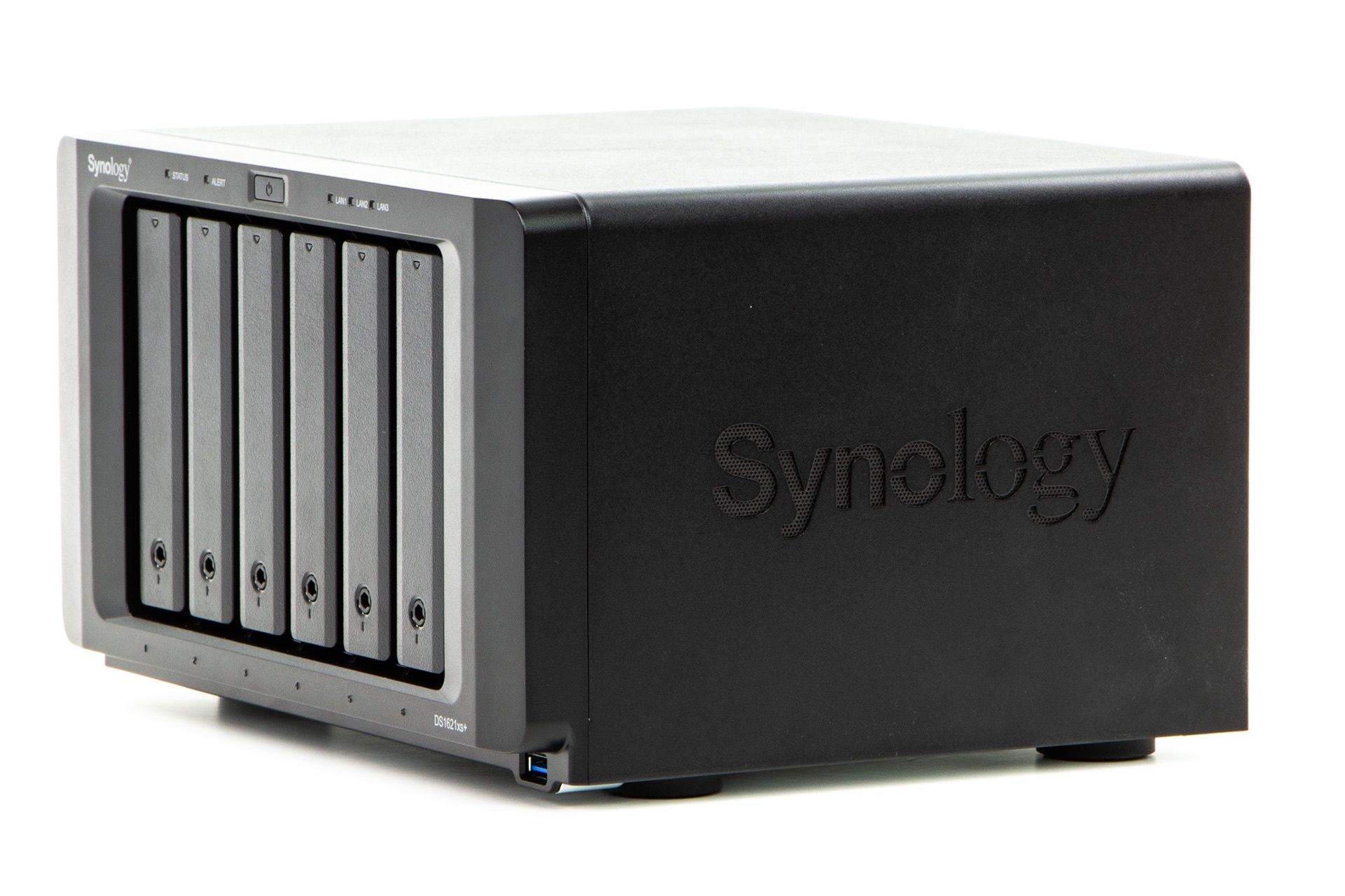 Synology DS1621xs+ - widok z profilu