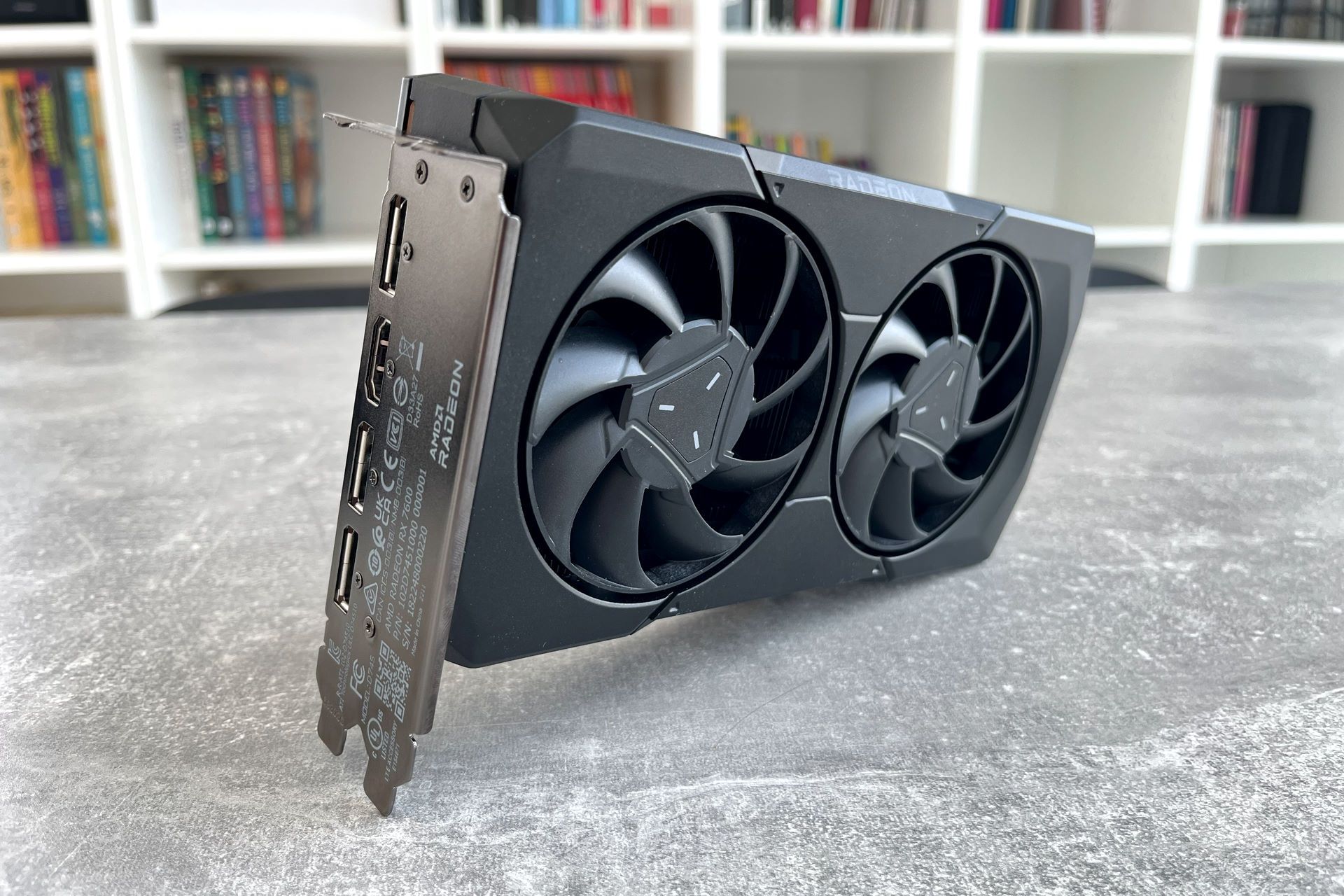 AMD Radeon RX 7600 - z profilu