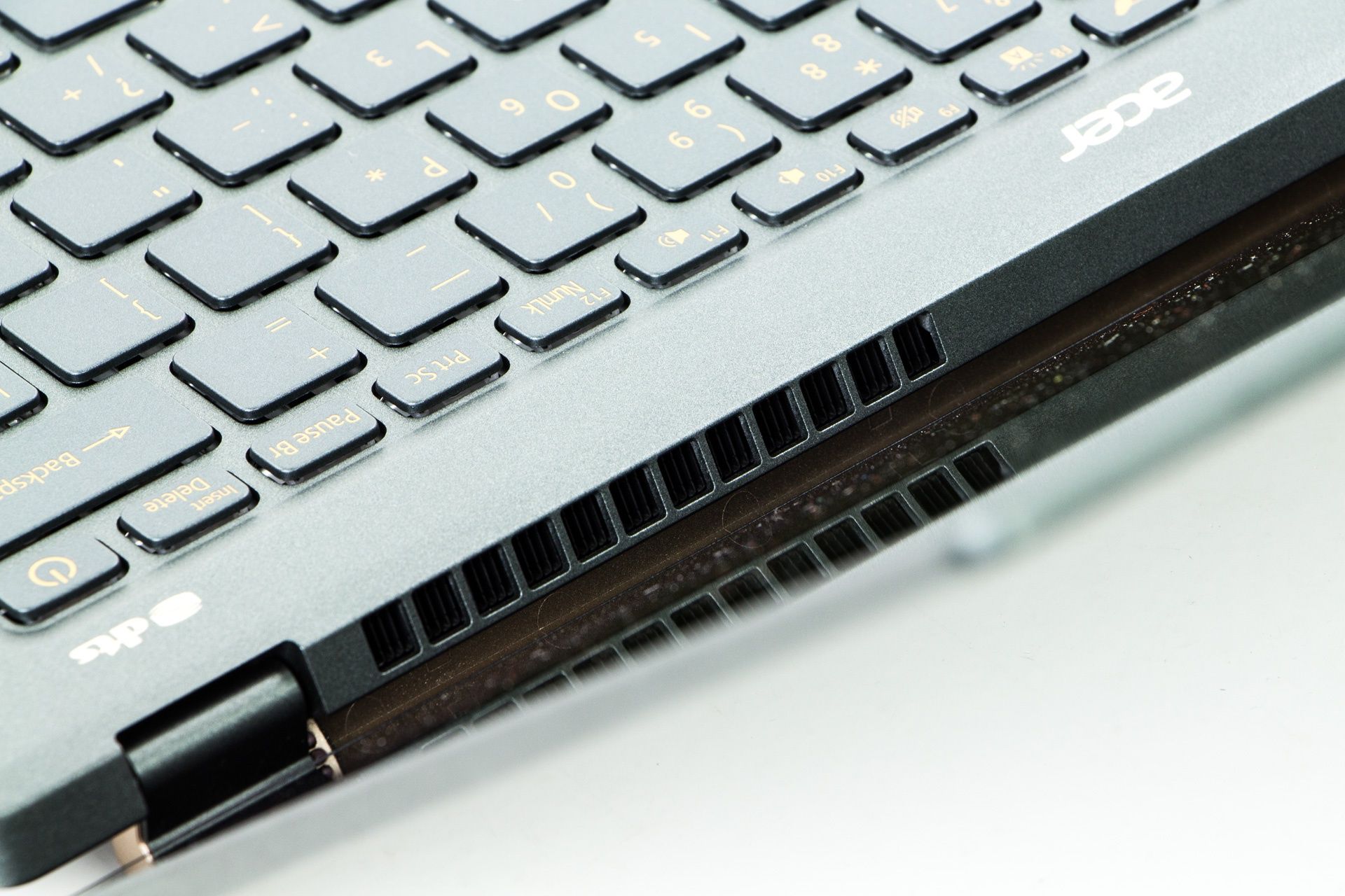 Acer Swift 5 N19H5 - wylot powietrza
