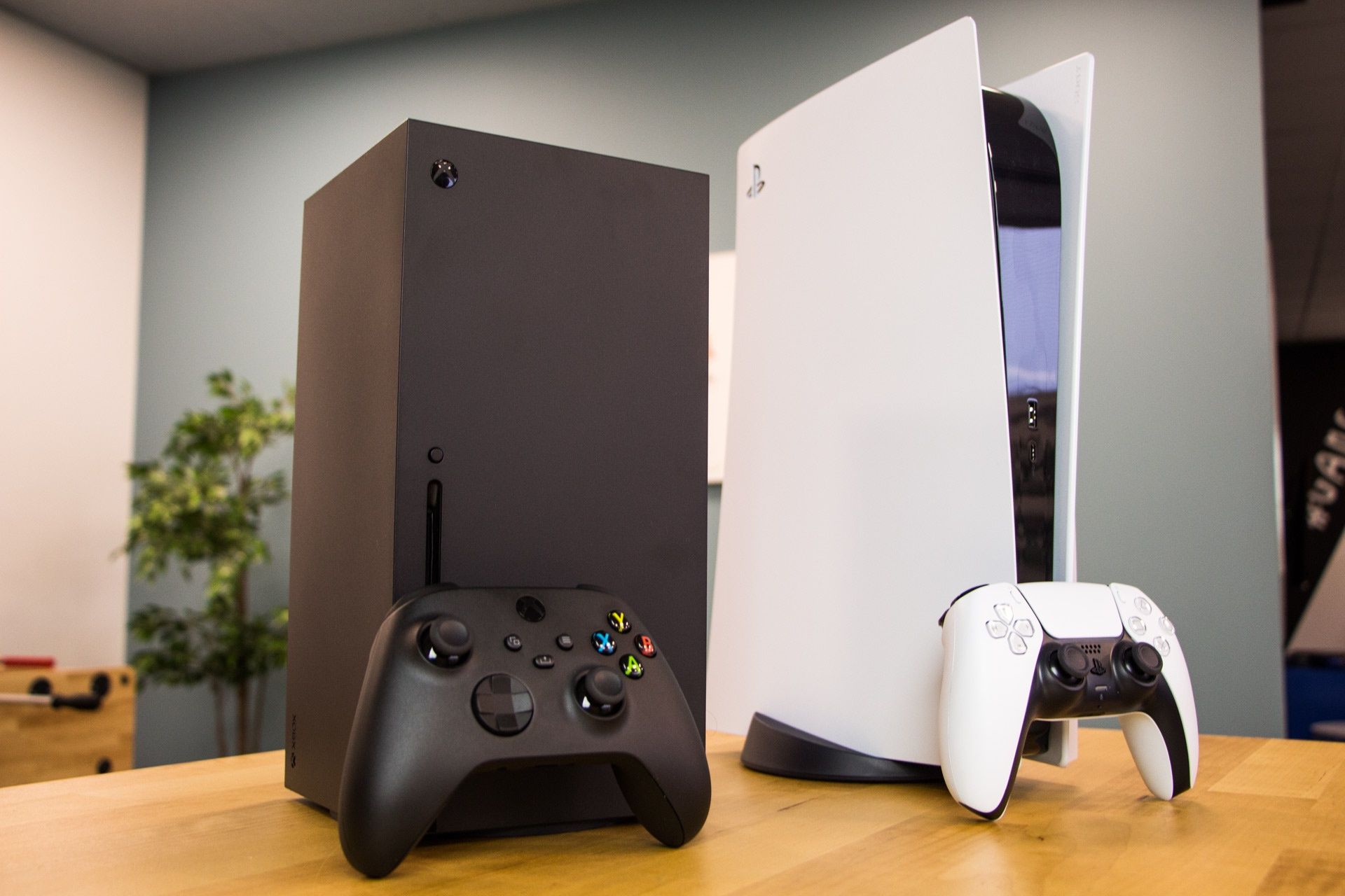 PlayStation 5 i Xbox Series X obok siebie