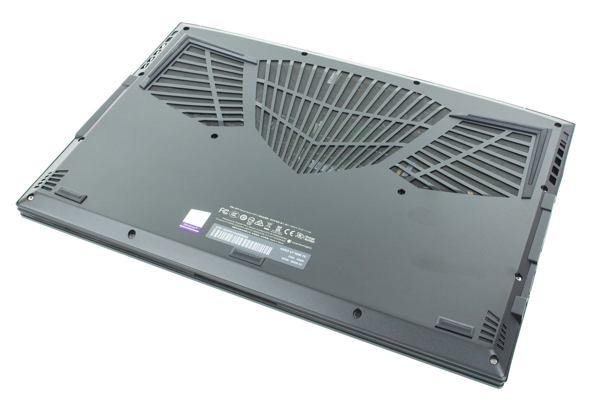 Gigabyte AERO 17 HDR YC - od spodu