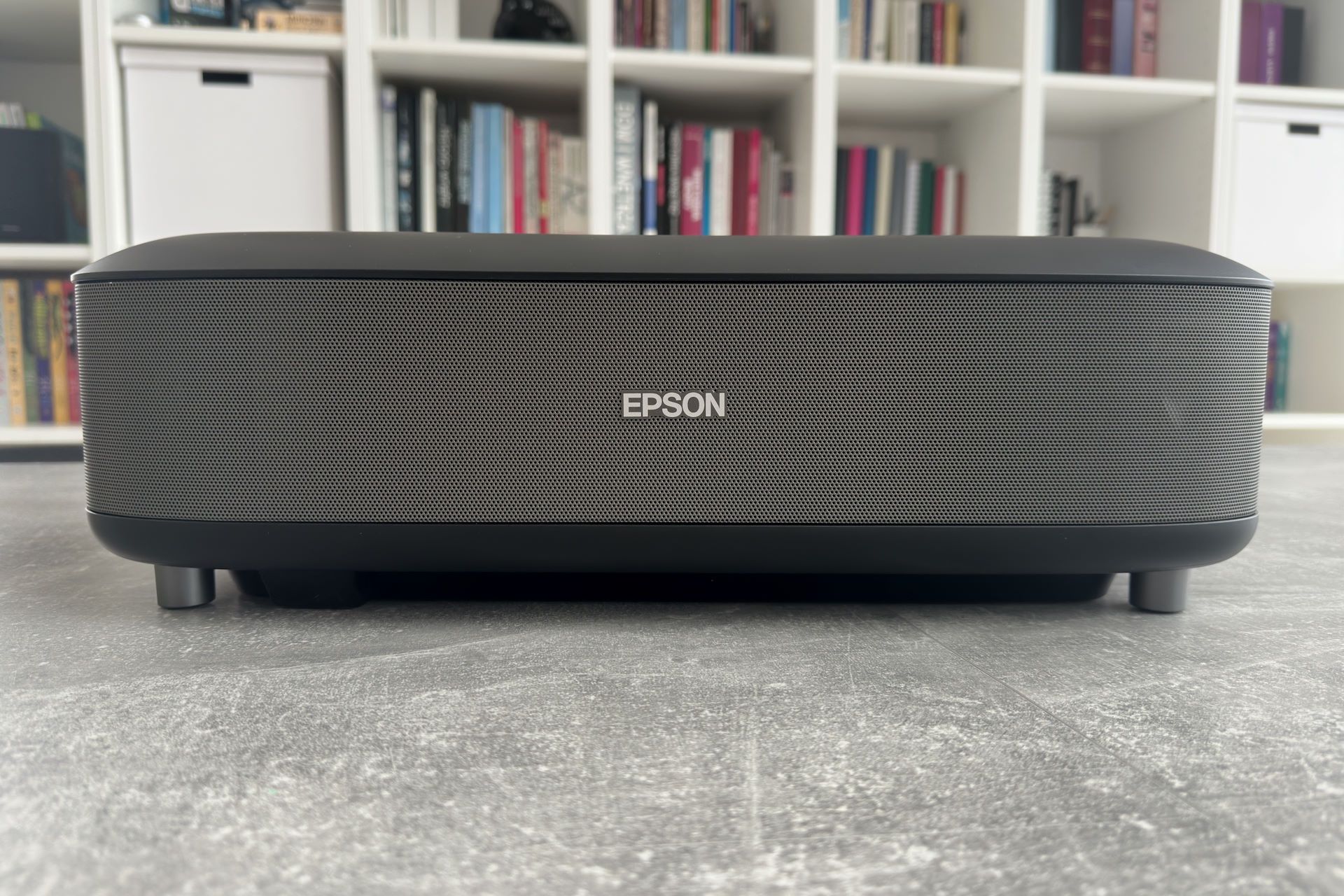 EPSON EH-LS650B - od frontu