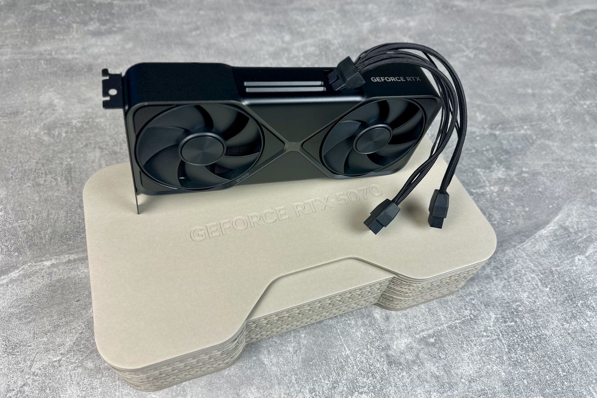 NVIDIA GeForce RTX 5070 Founders Edition - z kabelkiem