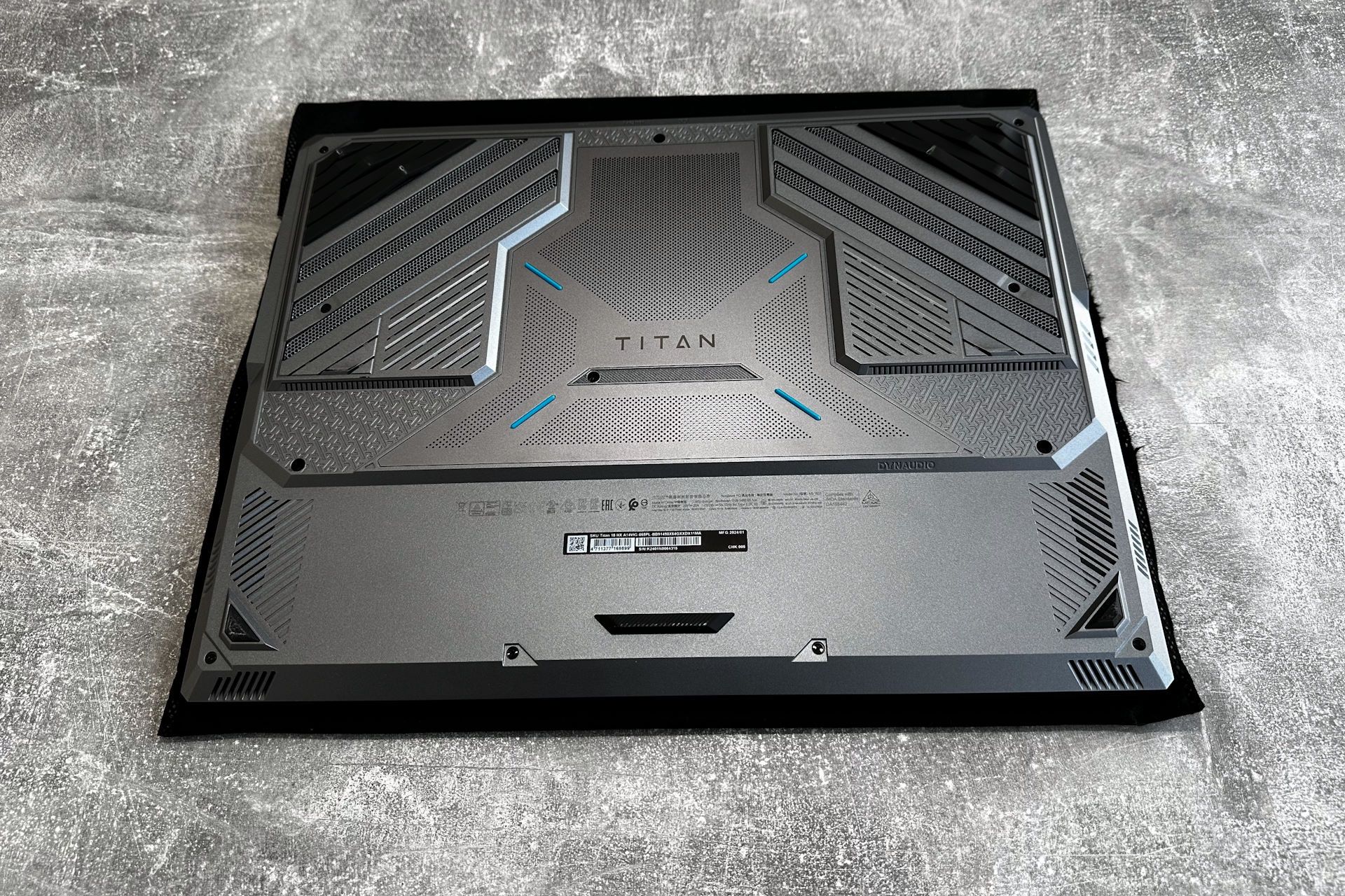 MSI Titan 18 HX A14V - od spodu
