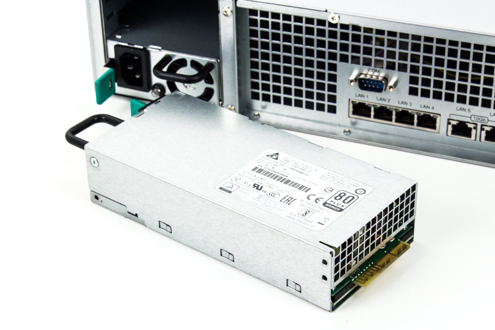 Synology RS3621xs+ - zasilacz z bliska