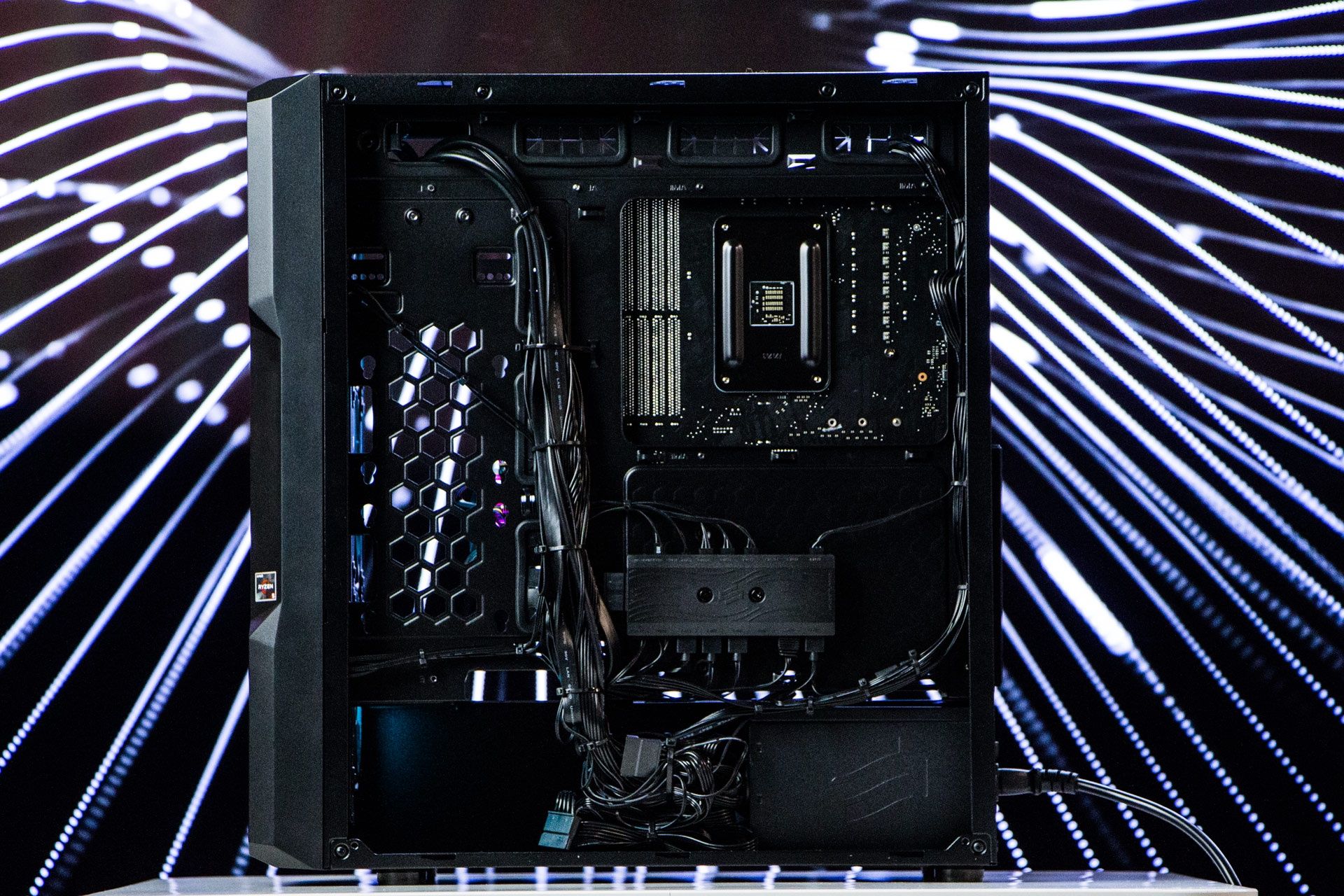 Actina SPC R3600 - widok na cable managment