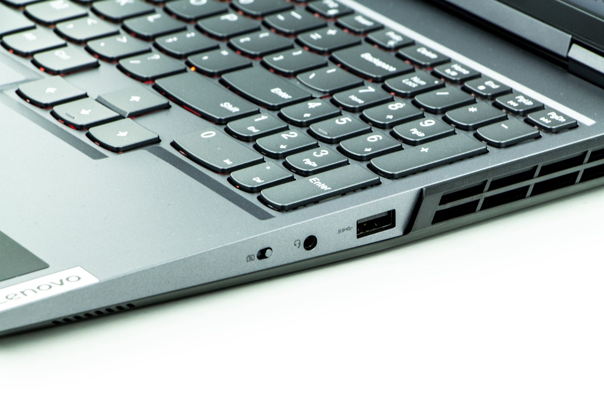 Lenovo Legion 5 Pro - otwory wentylacyjne po prawej