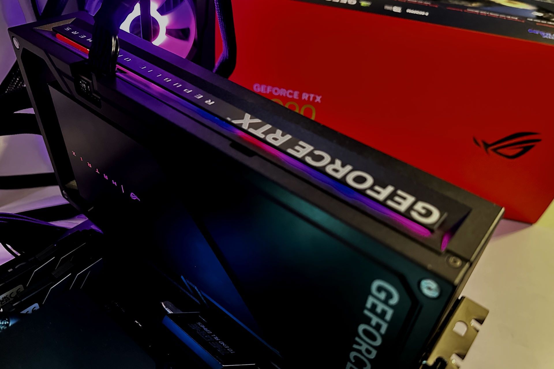 ASUS ROG Matrix Platinium GeForce RTX 4090 - podświetlenie na szczycie i plecach