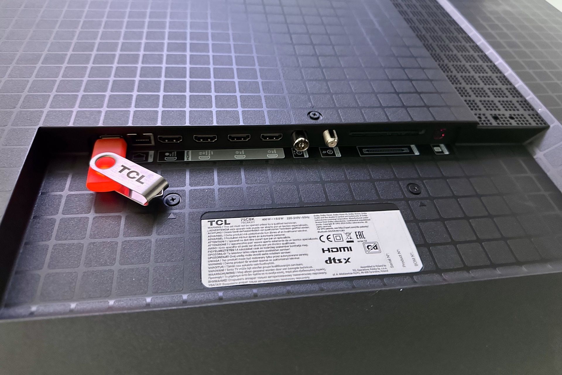 TCL QD-Mini LED - C8K złacza
