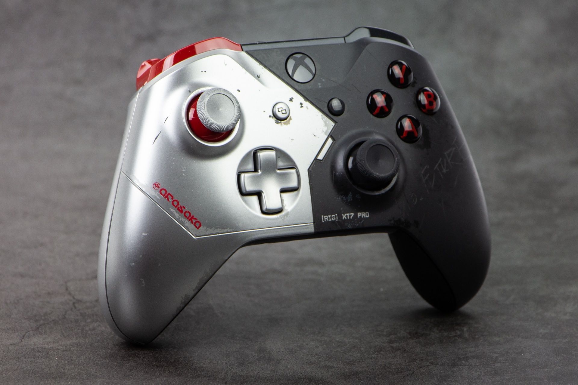 Xbox Wireless Controller Cyberpunk 2077 - widok z boku