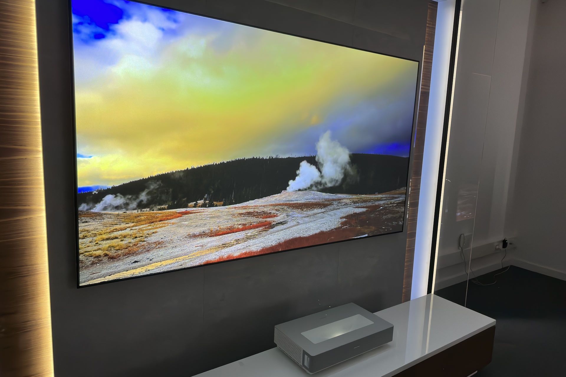 Hisense Laser TV 4K 100L5H - kolorki