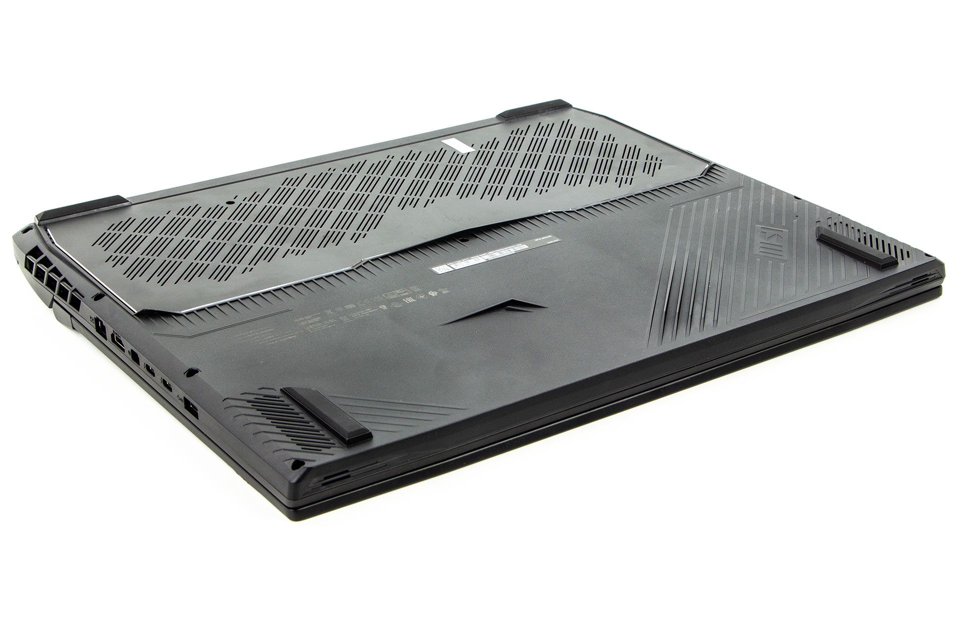 MSI Titan GT77 - od spodu