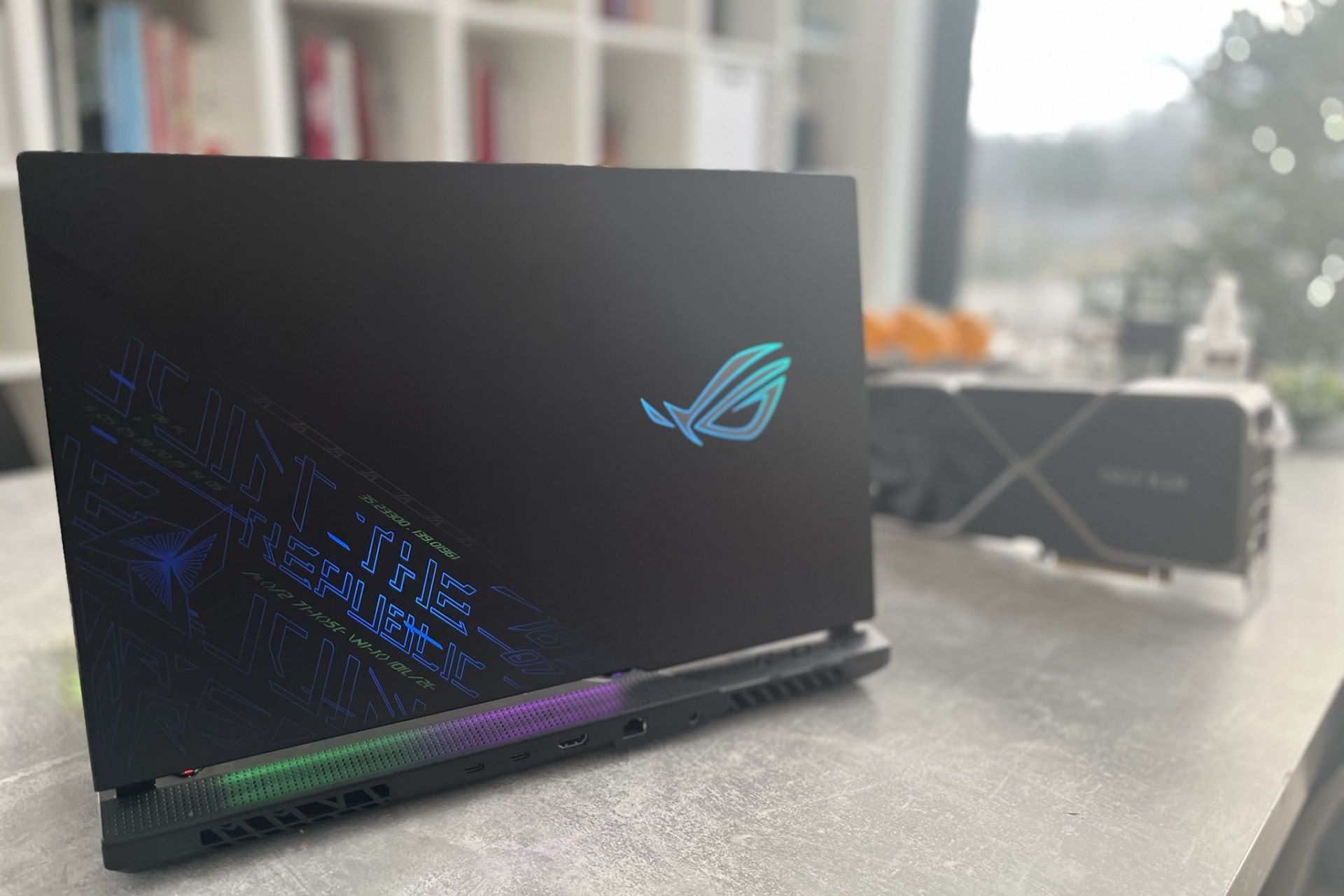 ASUS ROG STRIX SCAR 17 SE - RGB + UV