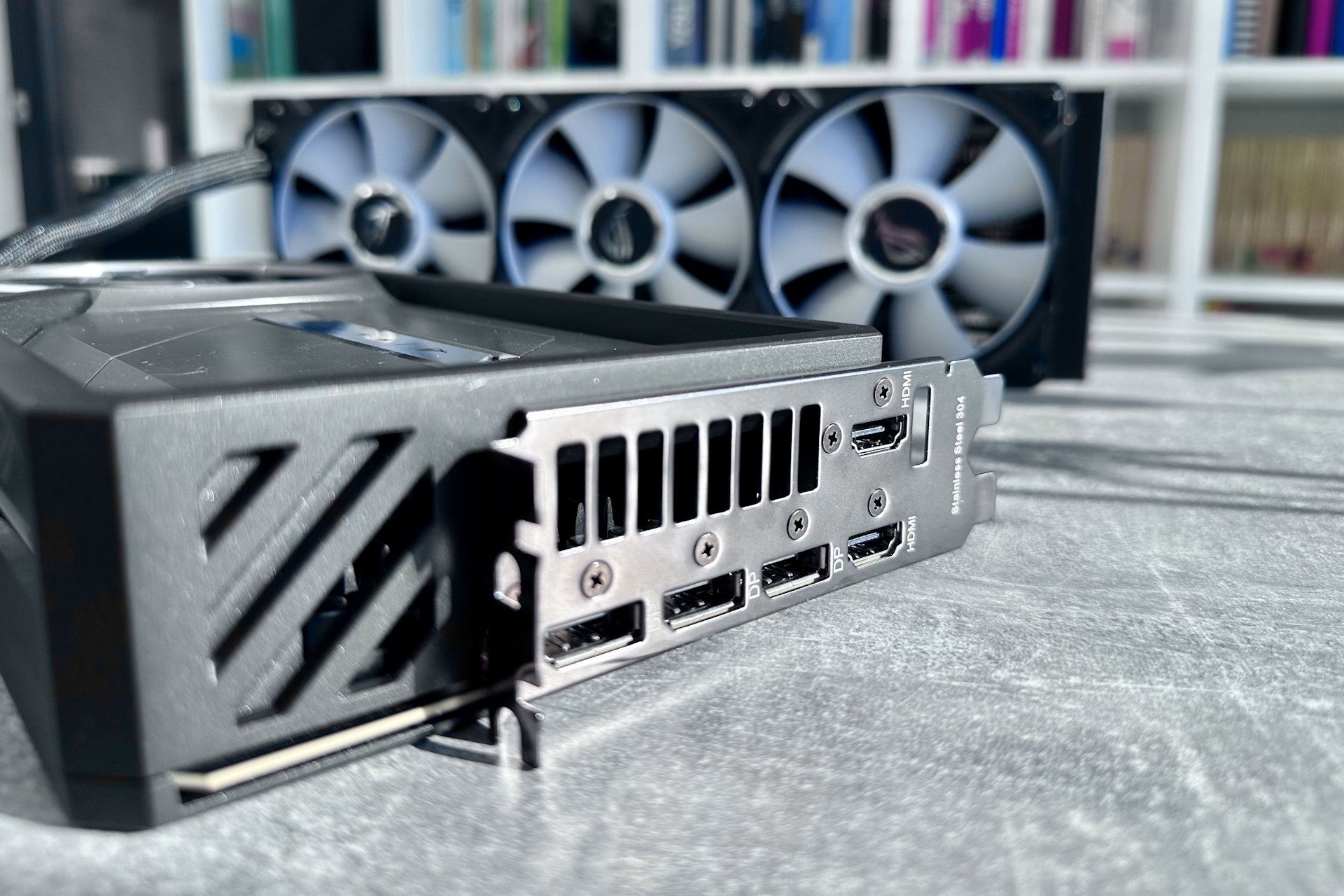 ASUS GeForce RTX 5090 ROG Astral LC - złącza