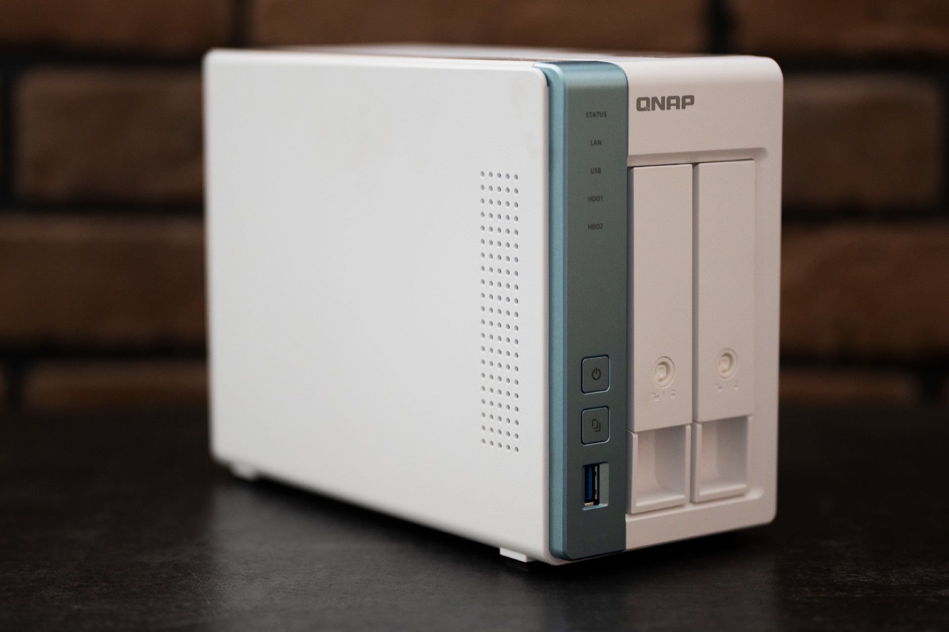 QNAP TS-231P3 - z lewego boku