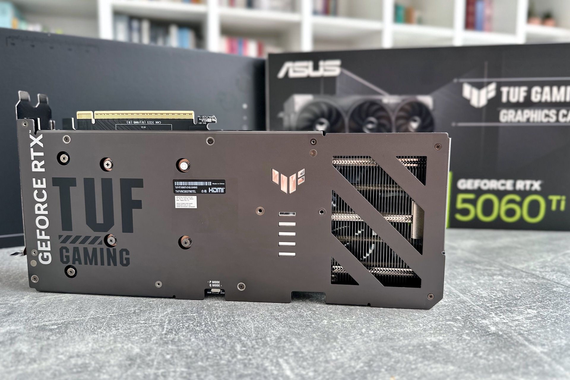 ASUS GeForce RTX 5060 Ti TUF Gaming OC - z profilu 2