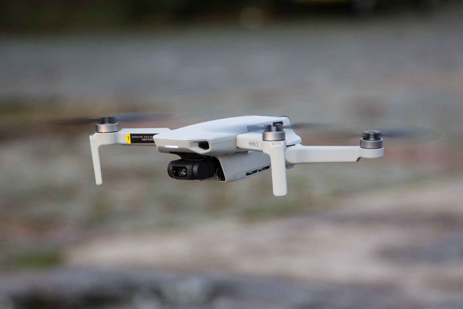 DJI Mini 2 - w locie, z boku