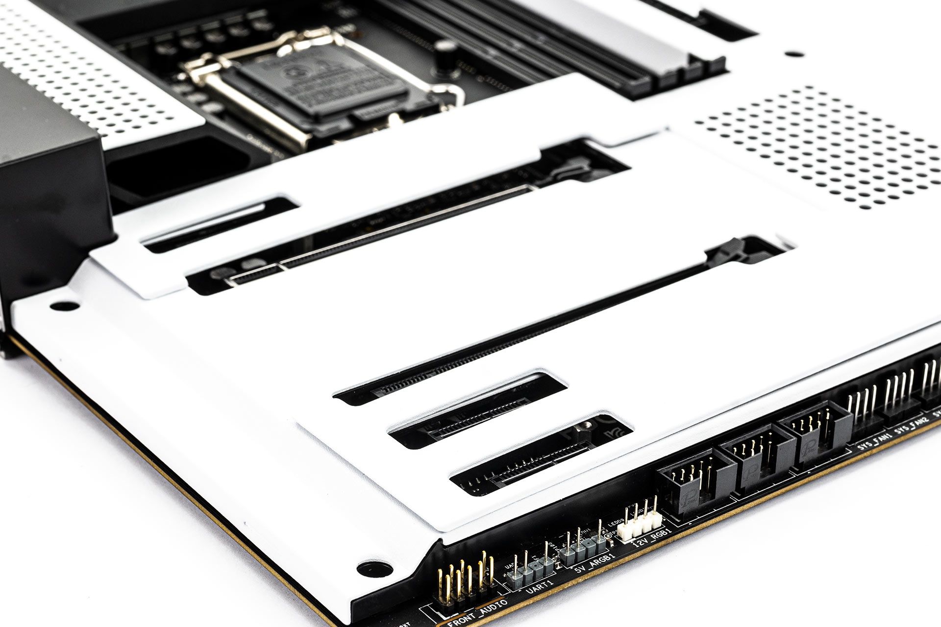 NZXT N7 Z590 - sloty