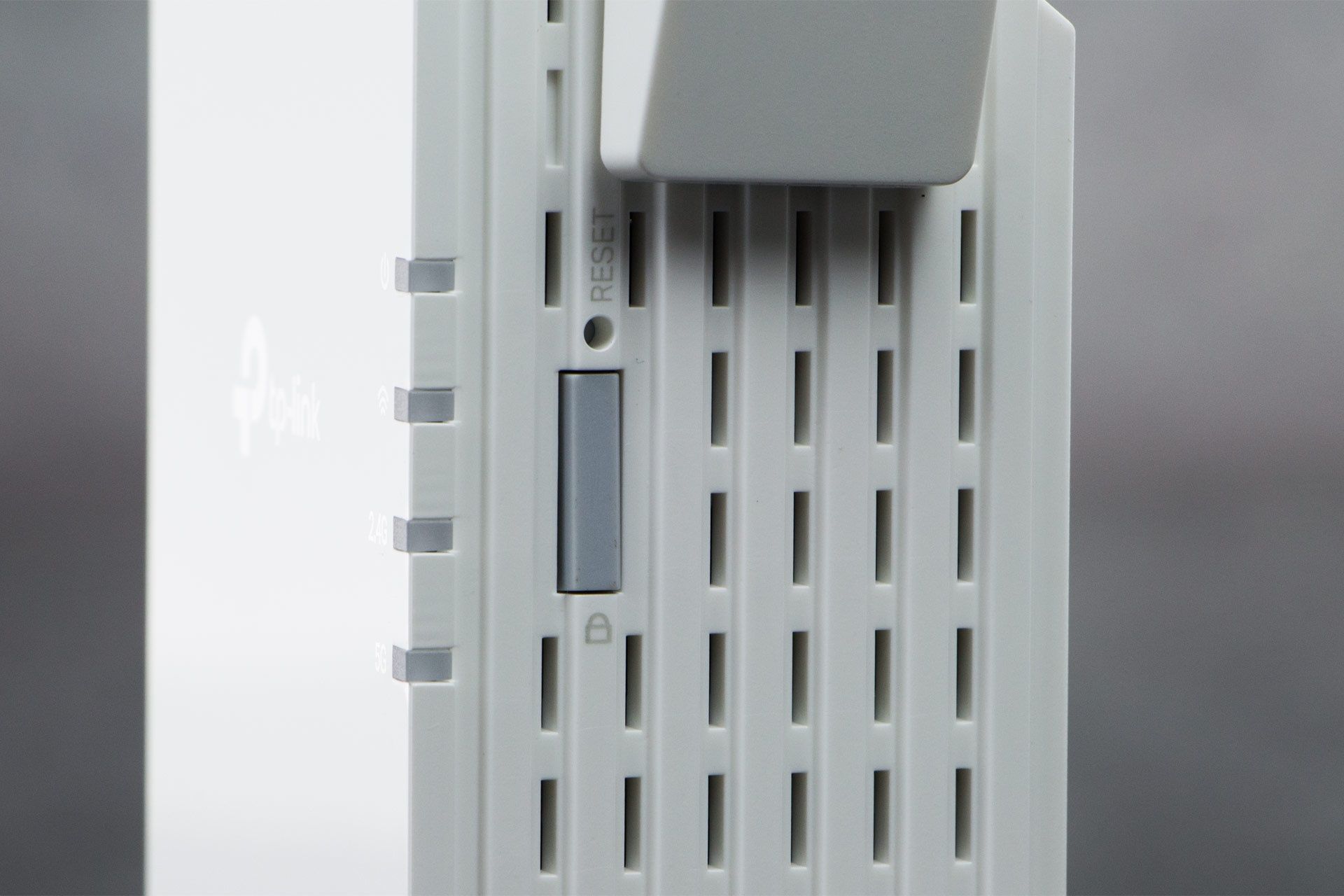 TP-Link RE505X - przycisk WPS oraz widok z prawego boku