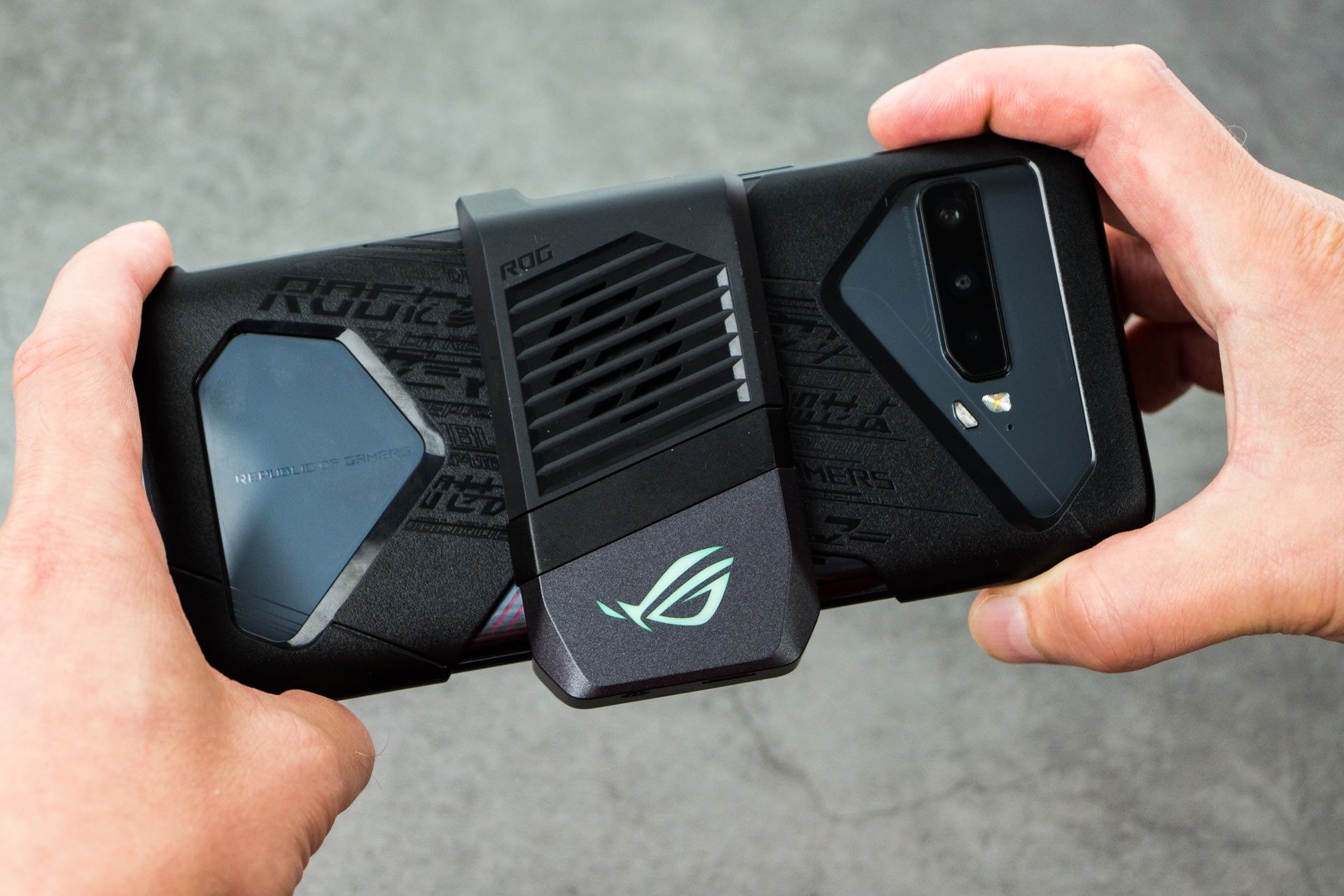 ASUS ROG Phone 3 z założonym chłodzeniem AeroActive Cooler 3