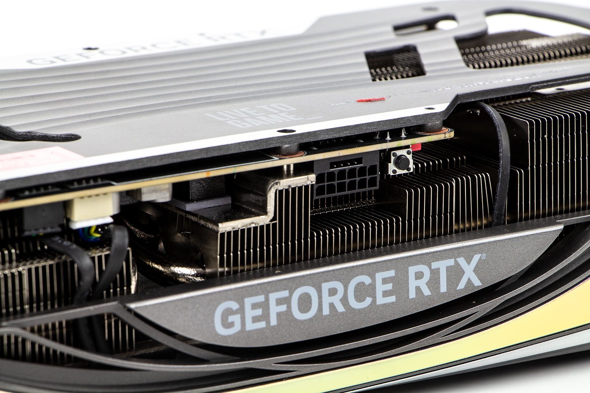 Zotac GeForce RTX 4080 AMP Extreme AIRO - złącze zasilania i przycisk BIOS