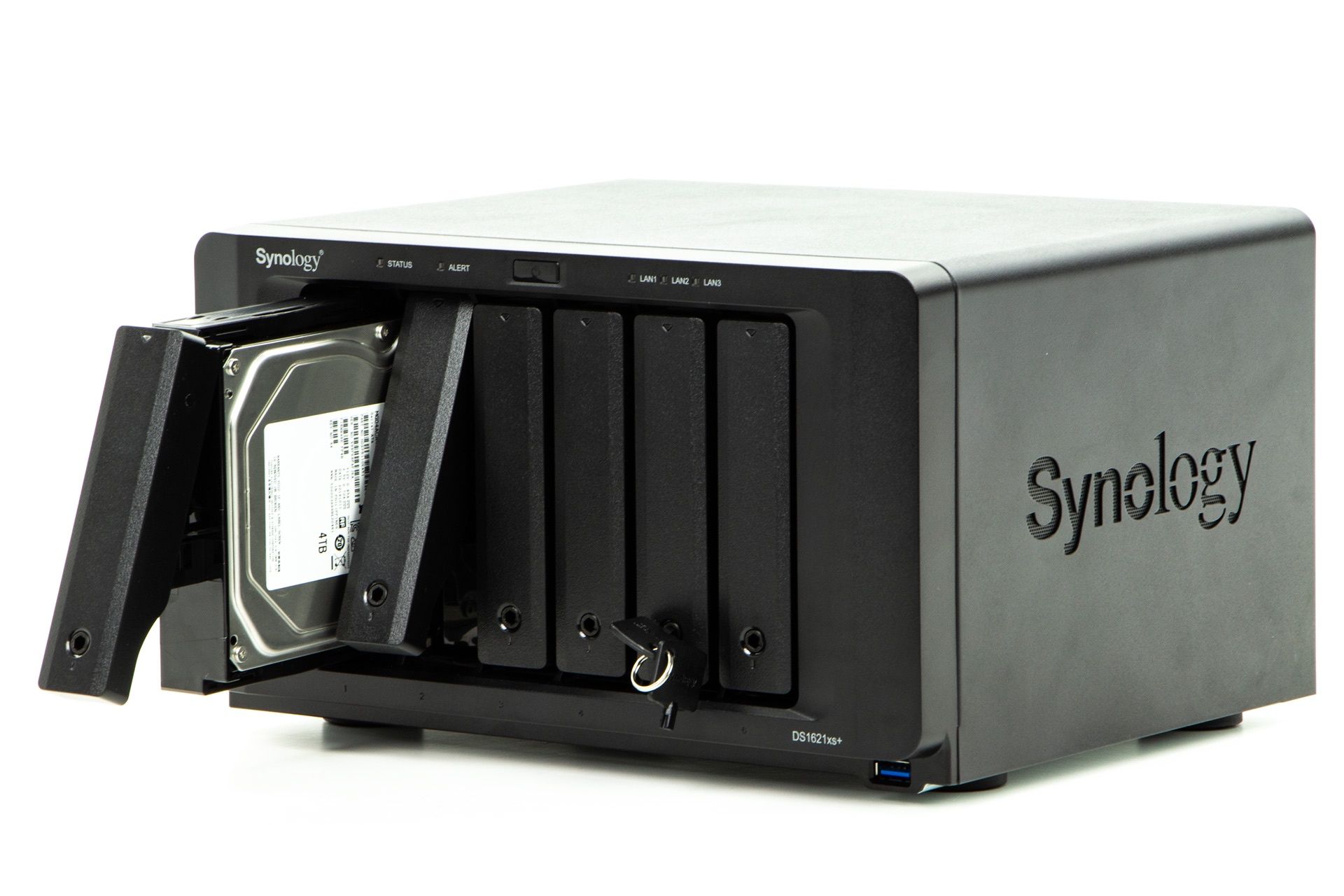 Synology DS1621xs+ - mechanizm wysuwania dysków