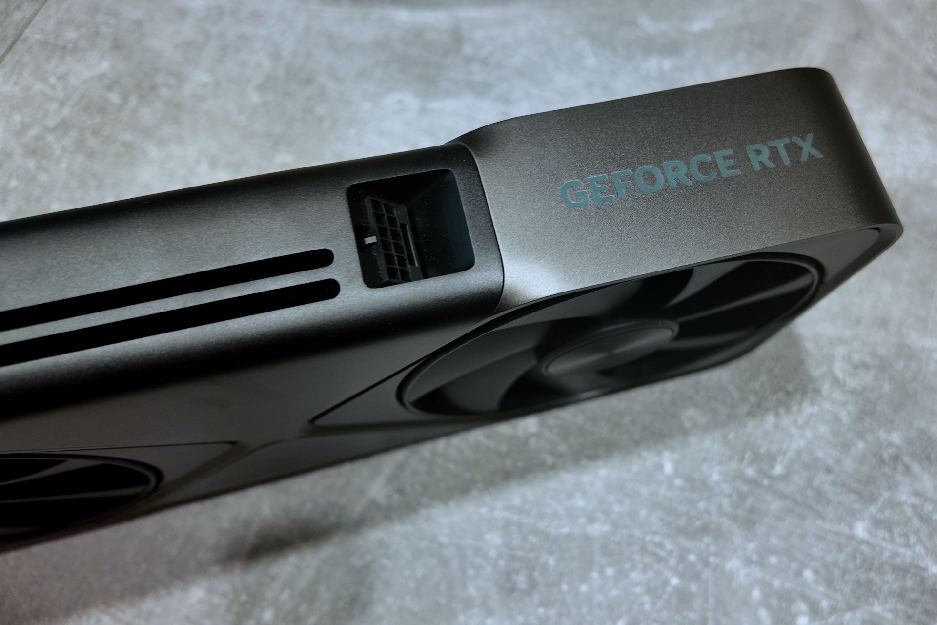 GeForce RTX 5090 Founders Edition - załącze zasilania