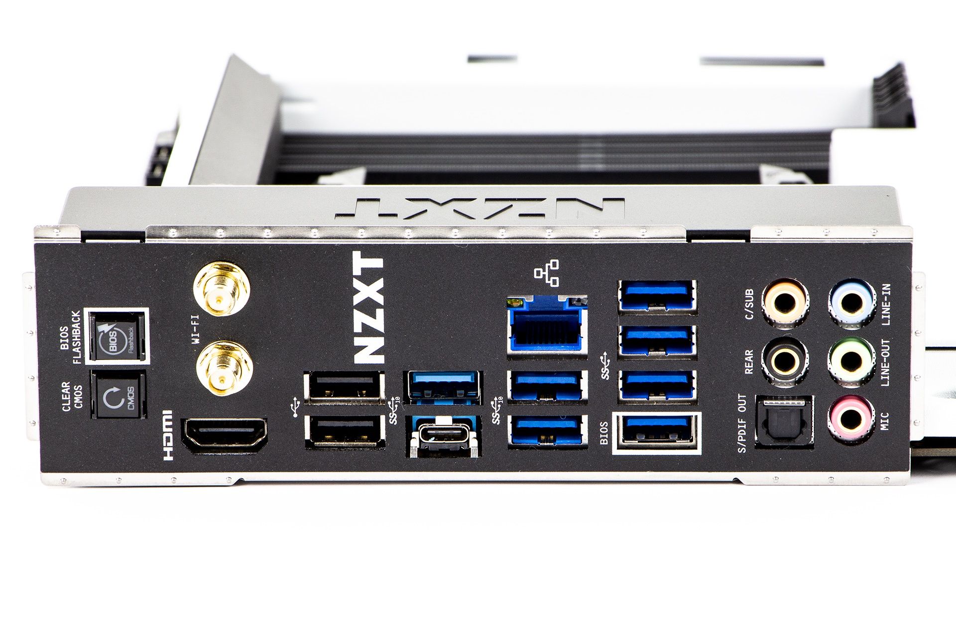 NZXT N7 B550 - porty na tylnym panelu