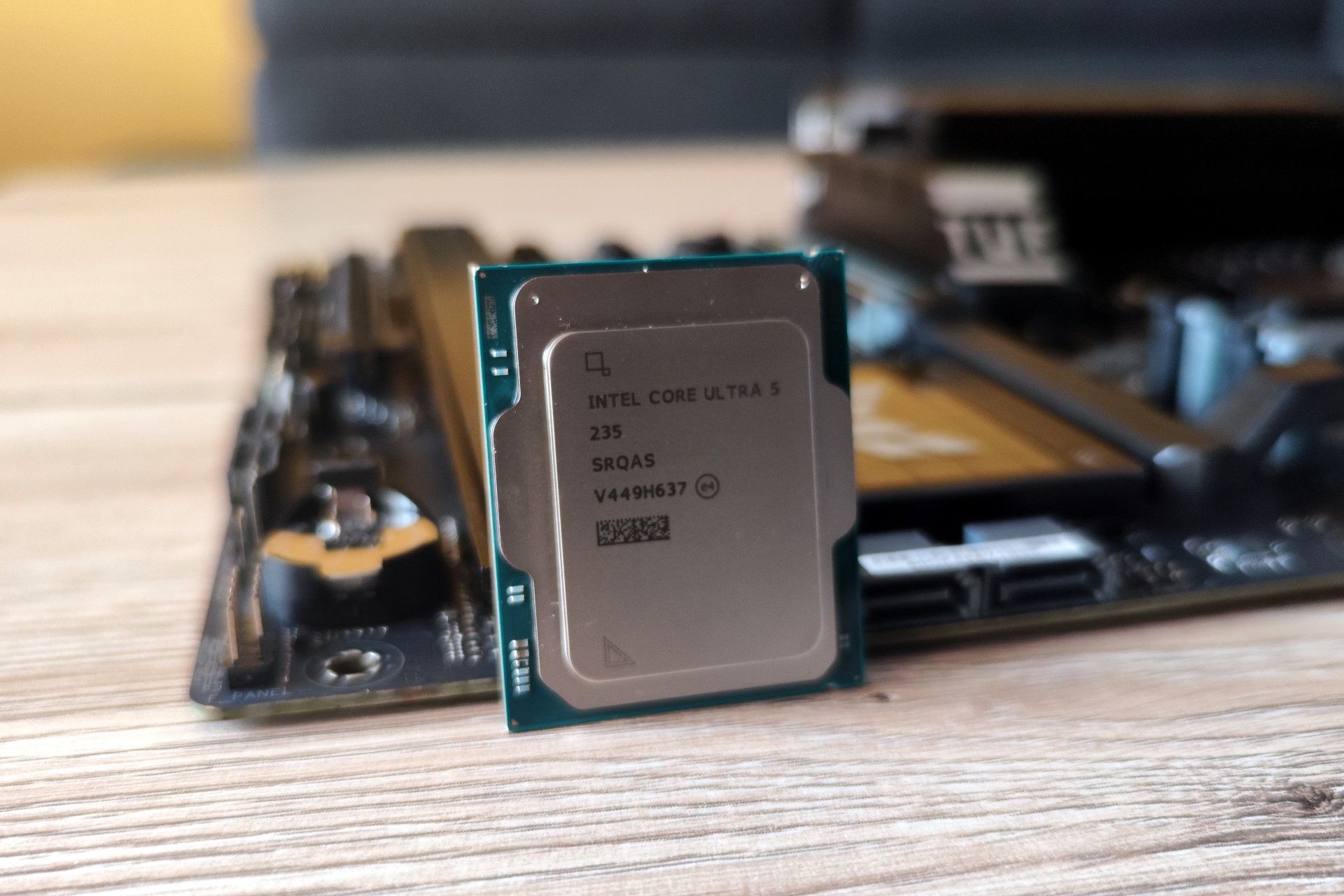 Intel Core Ultra 5 235