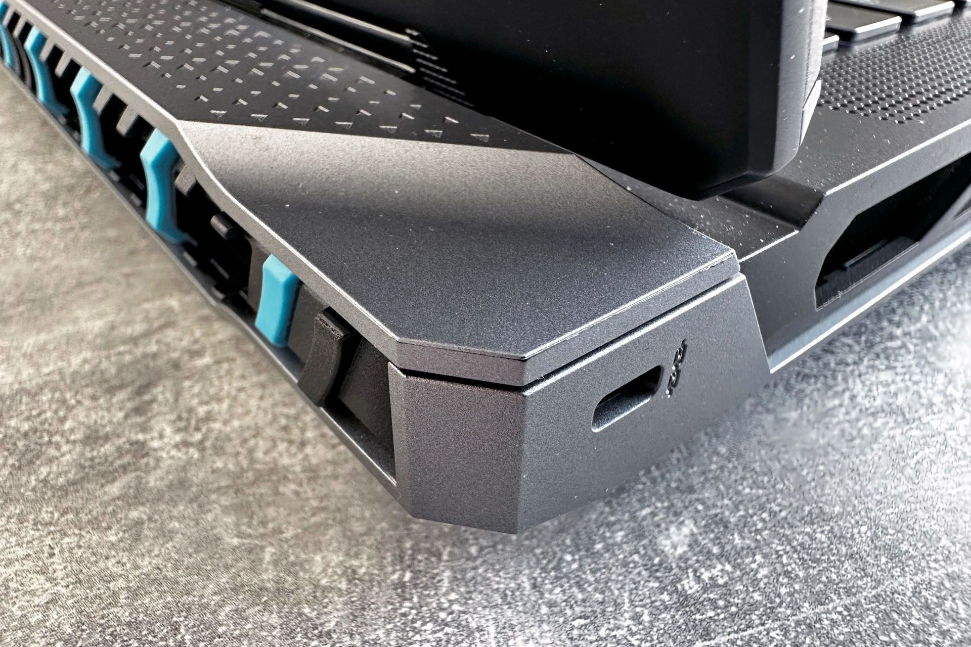 MSI Titan 18 HX A14V - blokada kensingtonlock