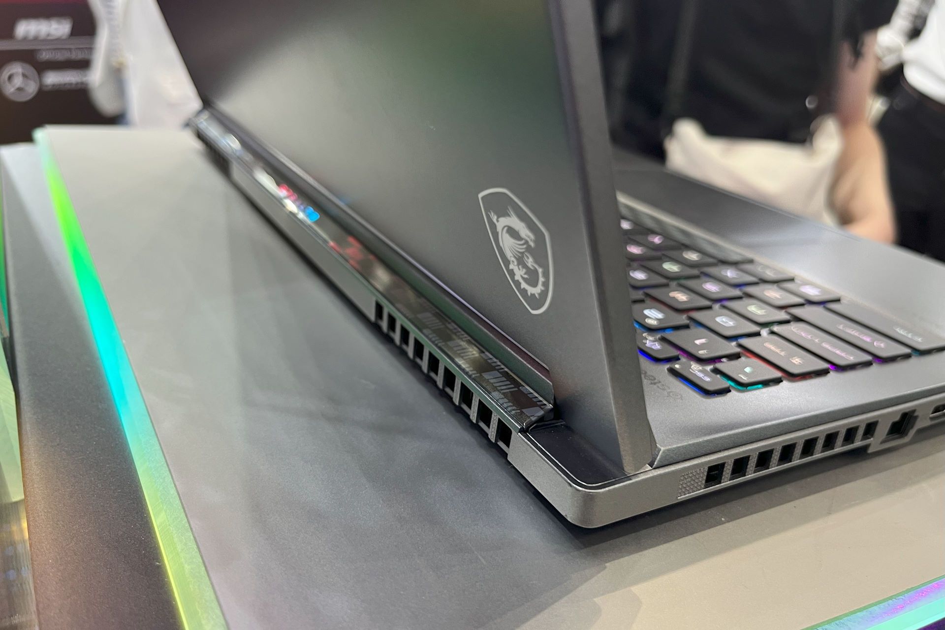 Laptop MSI Stelth 16 AMG chłodzenie z tyłu