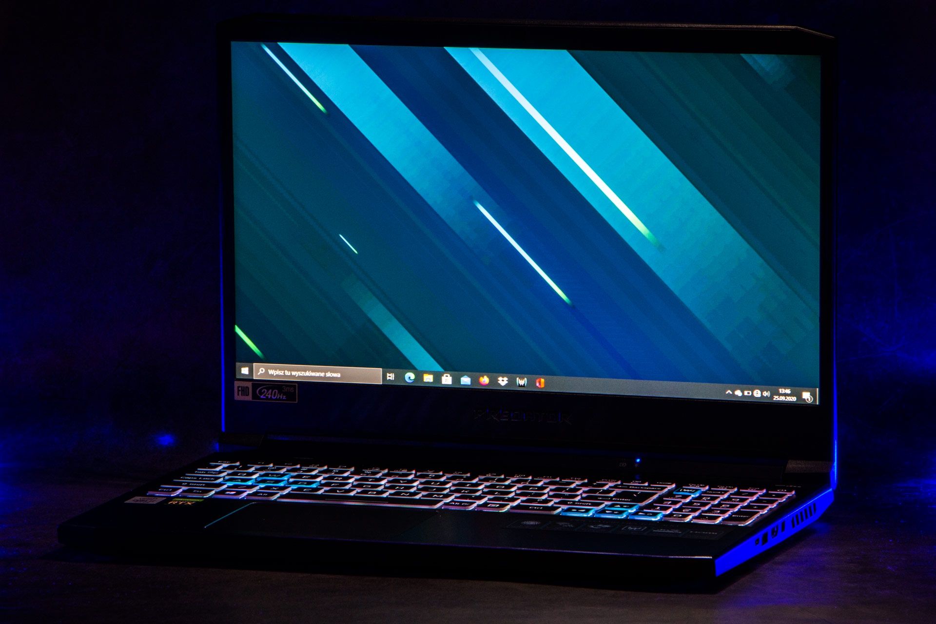 Acer Predator Helios 300 - podświetlenie z przodu